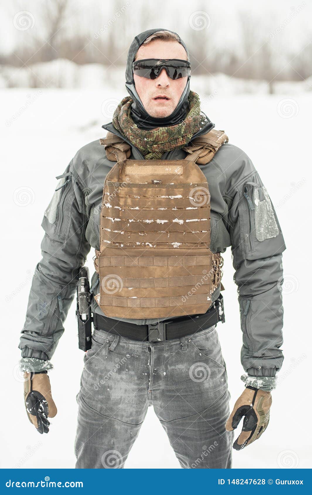 Soldado Del En Uniforme De Los Militares Y Del Camuflaje Con El Equipo de archivo - Imagen de defensivo, equipo: 148247628
