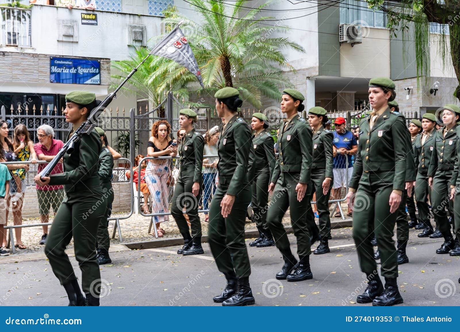 Soldado Feminino Do Exército Brasileiro Desfilando No Dia Da