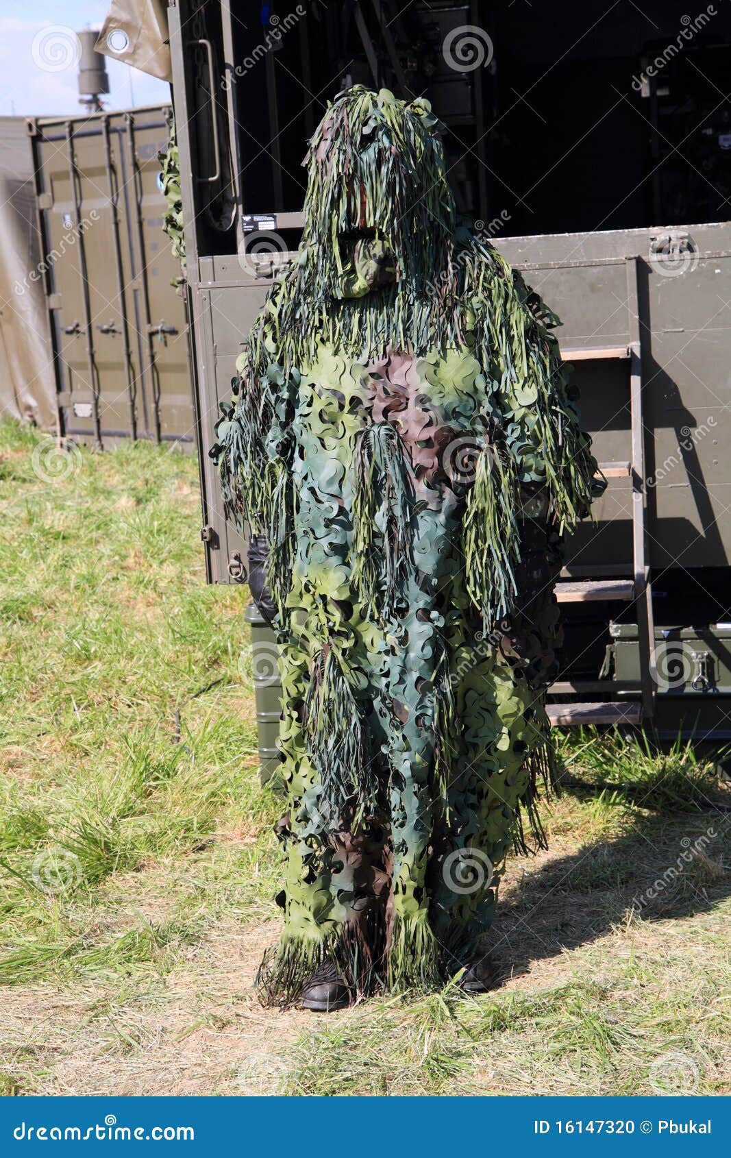 Soldado en camuflaje foto de archivo. Imagen de defienda - 16147320, image size:1067x1690