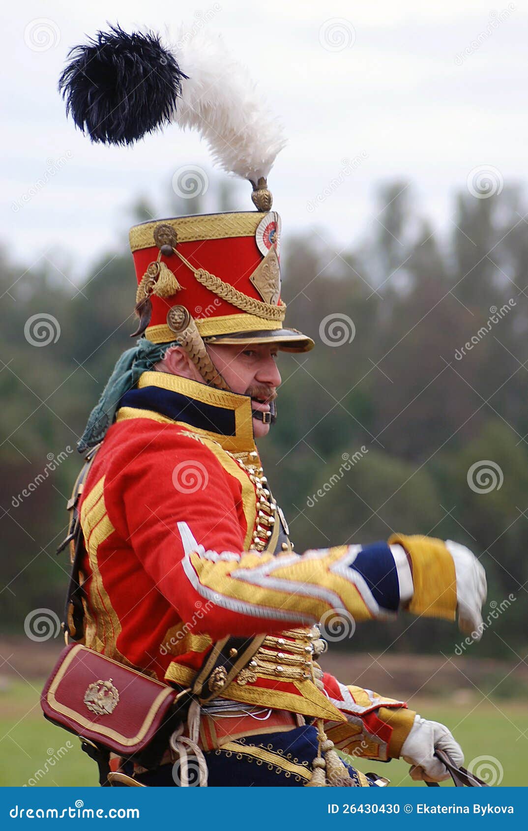 Soldado En El Uniforme Del Rojo Que Desgasta Un Sombrero Con Un Penacho Imagen editorial - Imagen de humano: 26430430