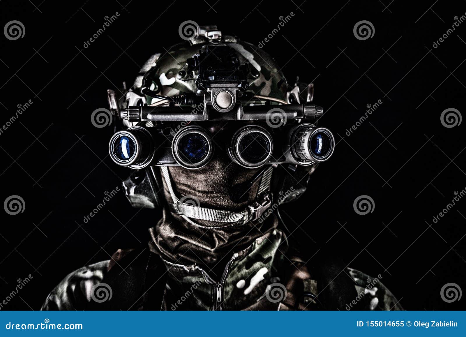 Gafas de visión nocturna en casco militar aislado sobre fondo blanco.