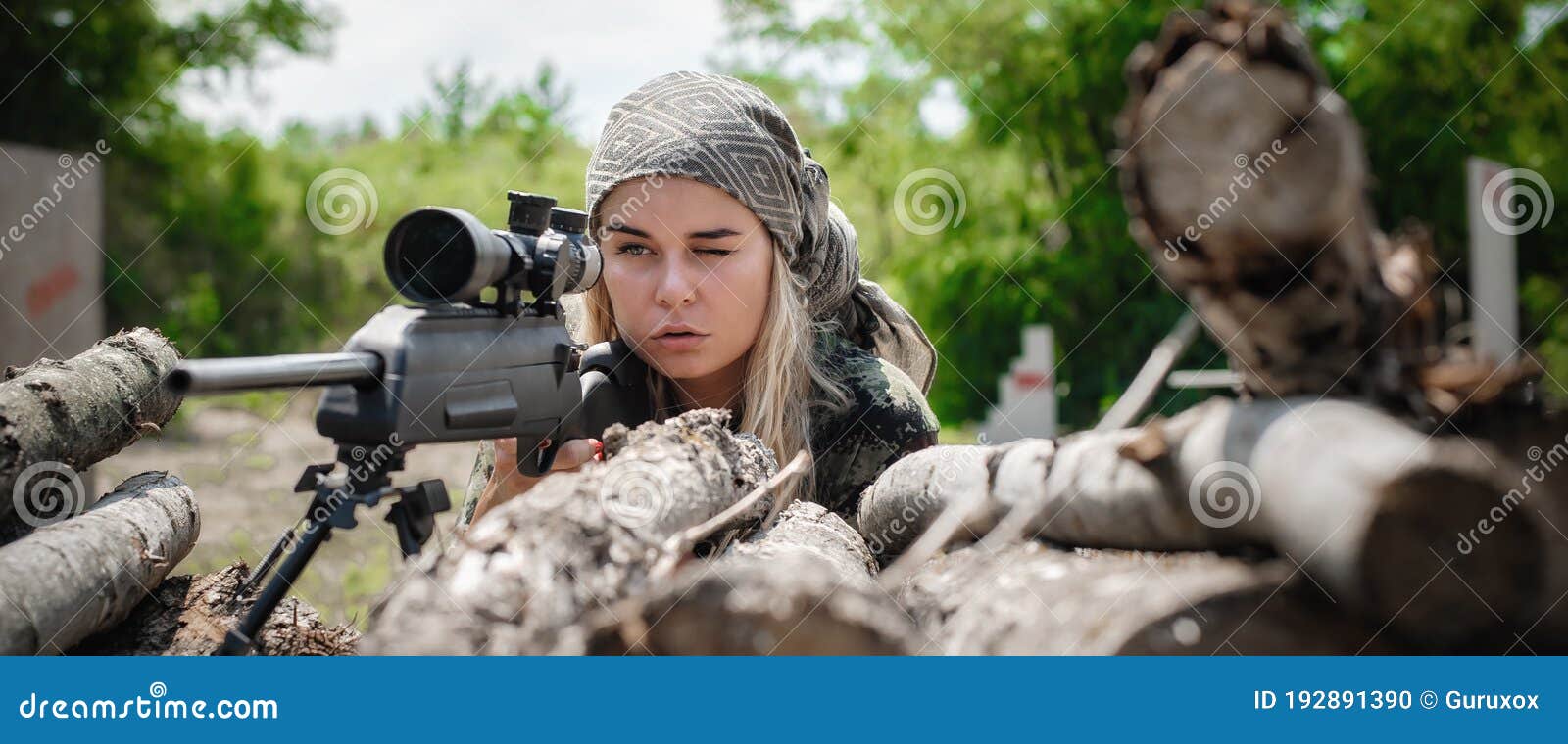 Arma De Fogo, Alvo E Treinamento De Pessoa Ao Ar Livre No Campo De