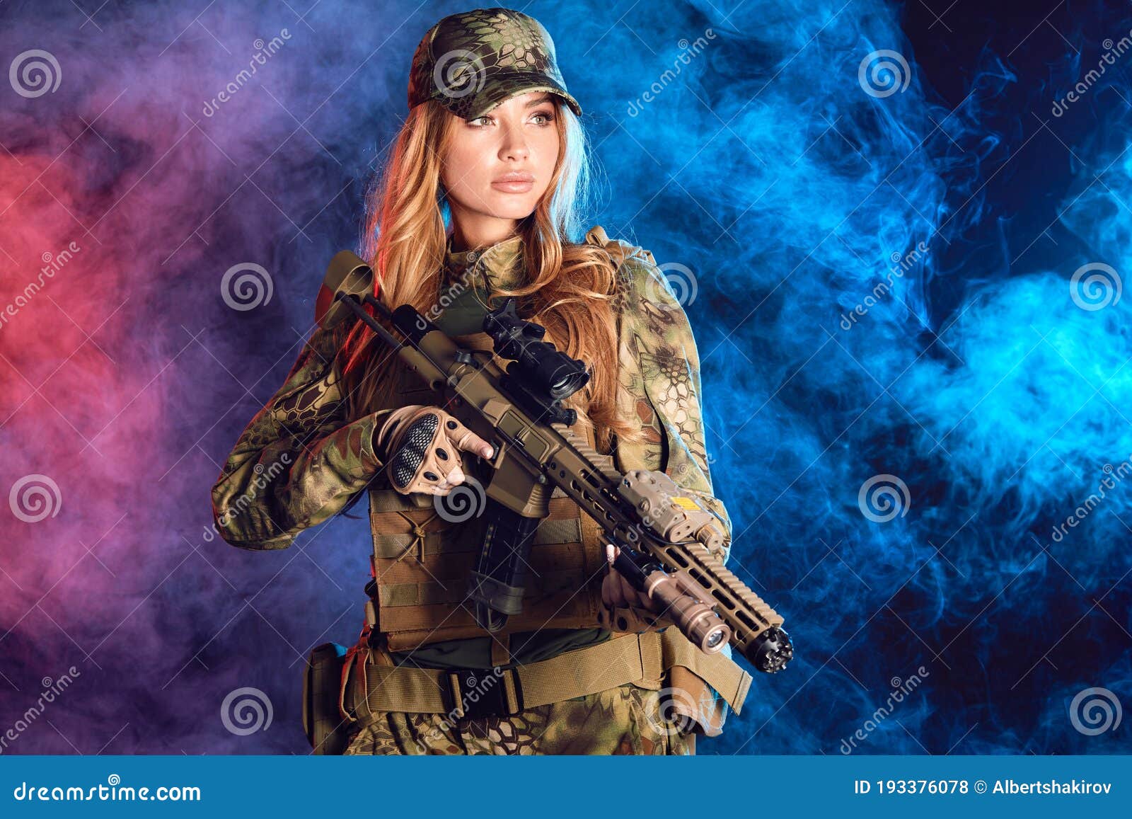apagado bombilla Relacionado Soldado Femenino Con Uniforme De Camuflaje Militar Y Gorra Con Rifle De  Francotirador Foto de archivo - Imagen de camuflaje, casco: 193376078