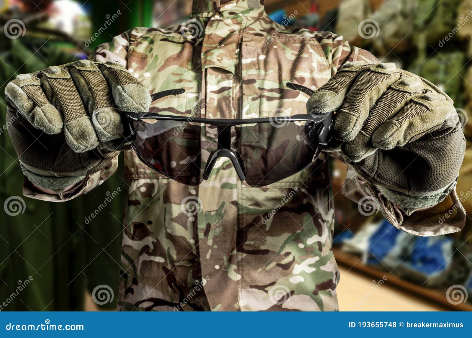 Soldado Con Camisa Y Guantes Sosteniendo Gafas Foto de archivo - Imagen de combatiente, marina: 193655748