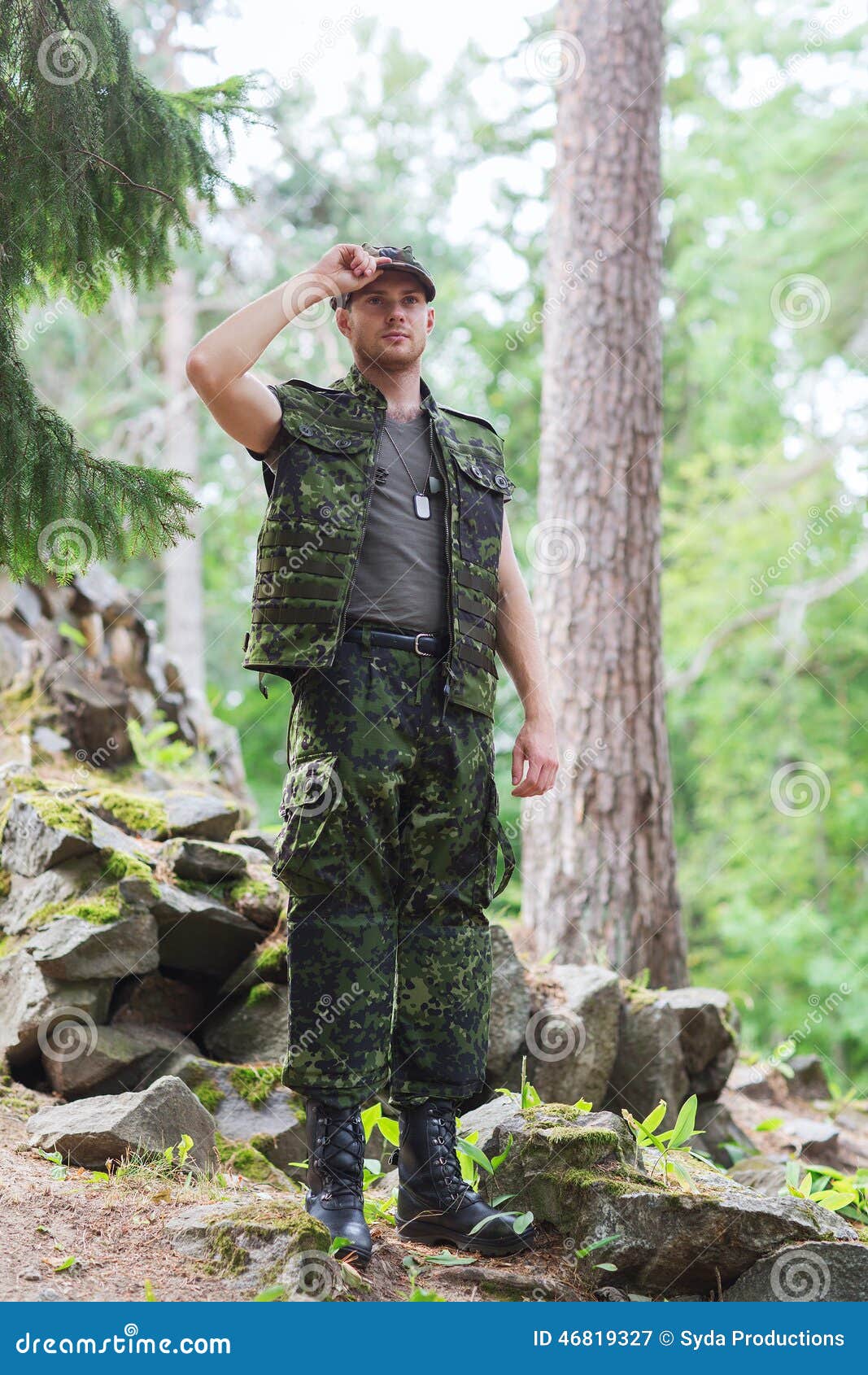 Soldado O Guardabosques Joven En Bosque Imagen de archivo Imagen de
