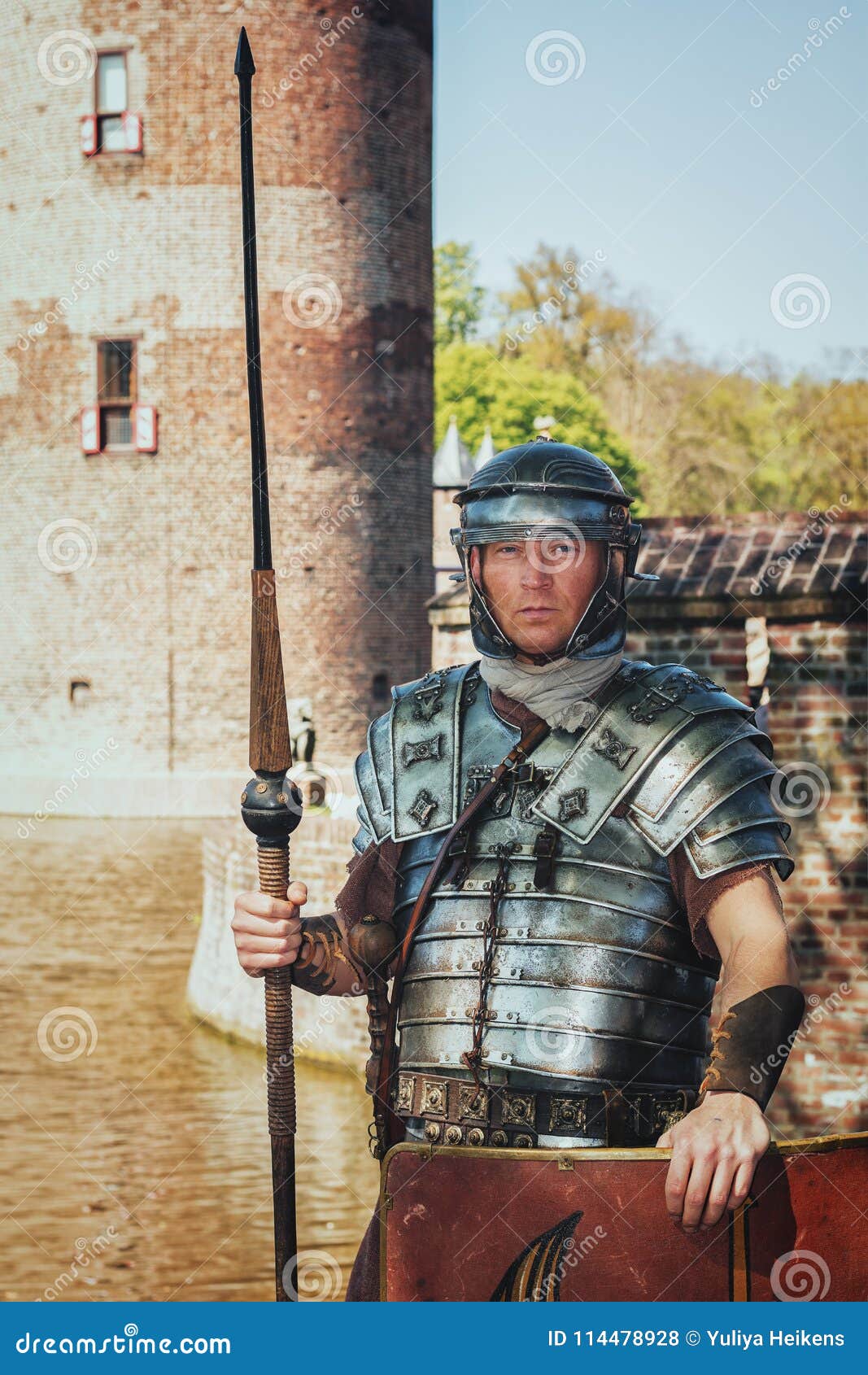 Soldado Romano No Protetor No Castelo Foto de Stock Editorial - Imagem de  justo, macio: 114478928, image size:1067x1690