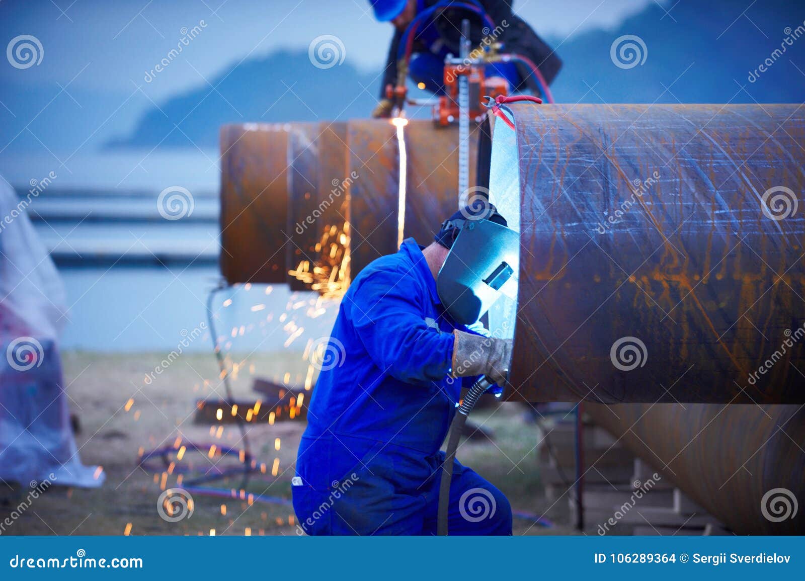 Soldador Industrial Del Electrodo Con La Visera Y La Soldadura Total Azul  Una Tubería De Acero En Taller Imagen de archivo editorial - Imagen de  eléctrico, fabrique: 106289364