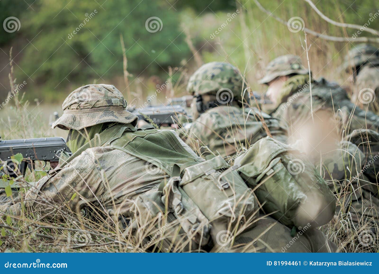 Soldados Camuflados Del Ejército Con Los Armas Imagen de archivo - Imagen  de soldado, ejército: 81994461