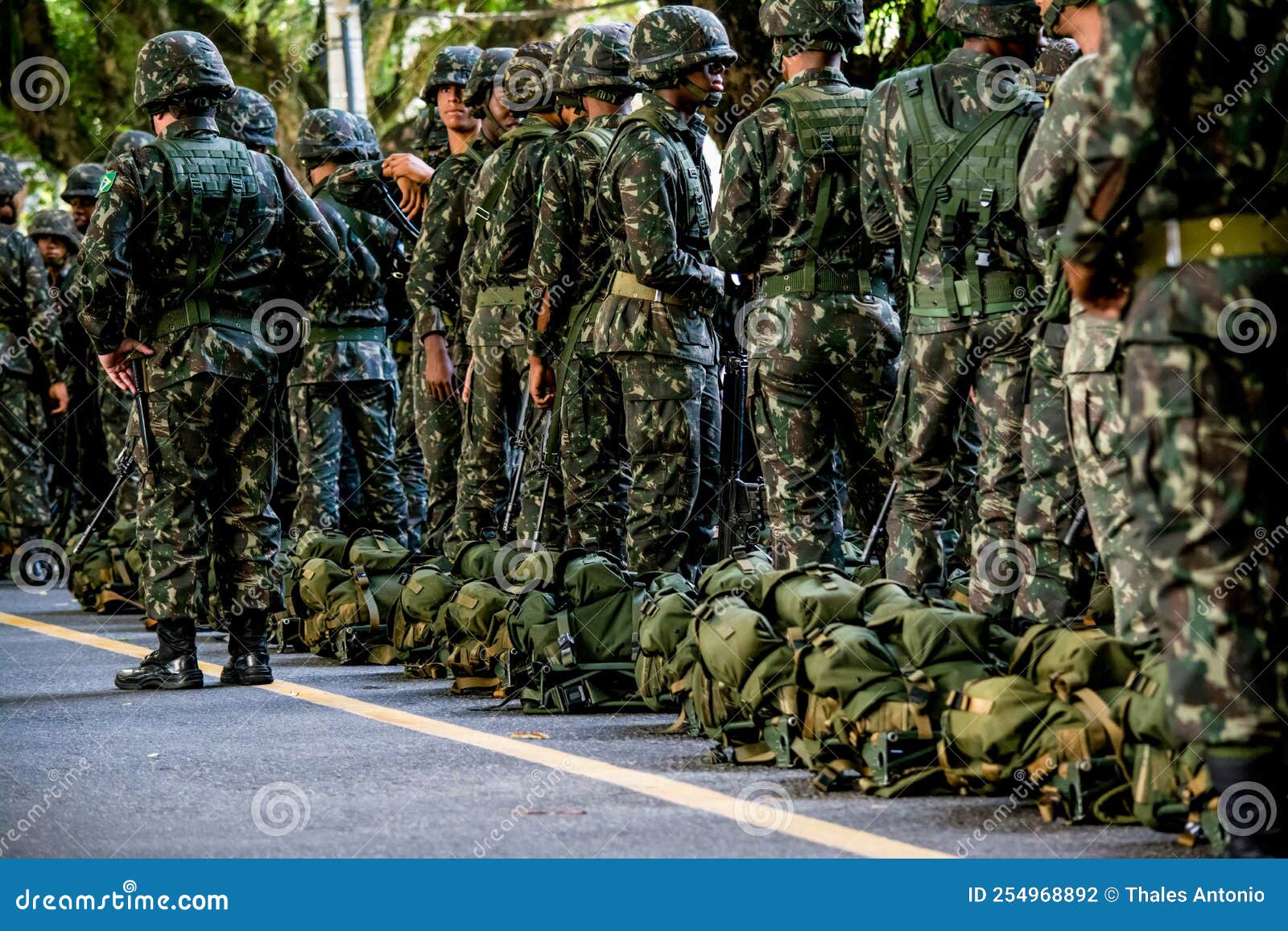 Mulheres-soldados Do Exército Brasileiro Desfilando No Dia Da