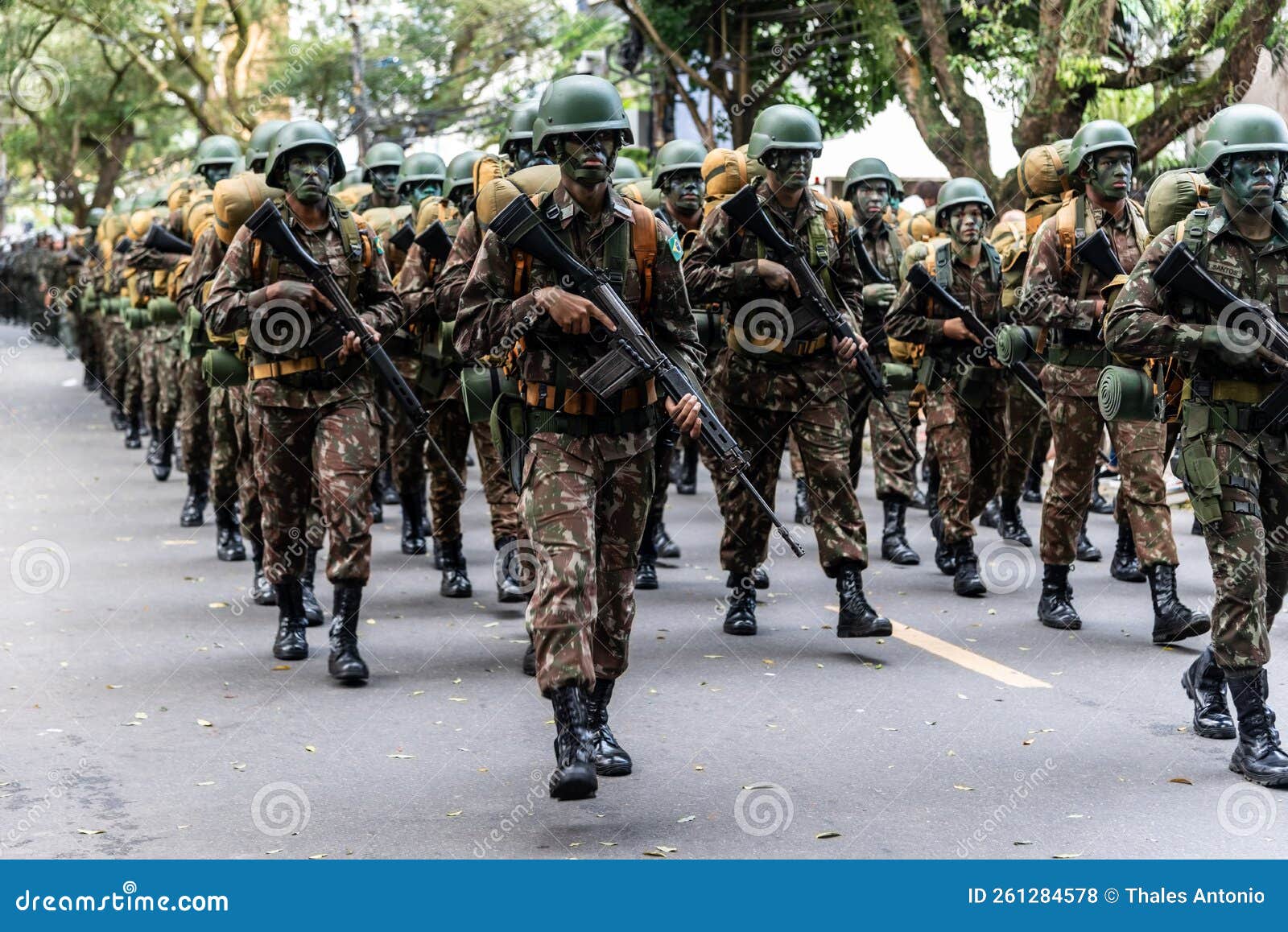 Mulheres-soldados Do Exército Brasileiro Desfilando No Dia Da