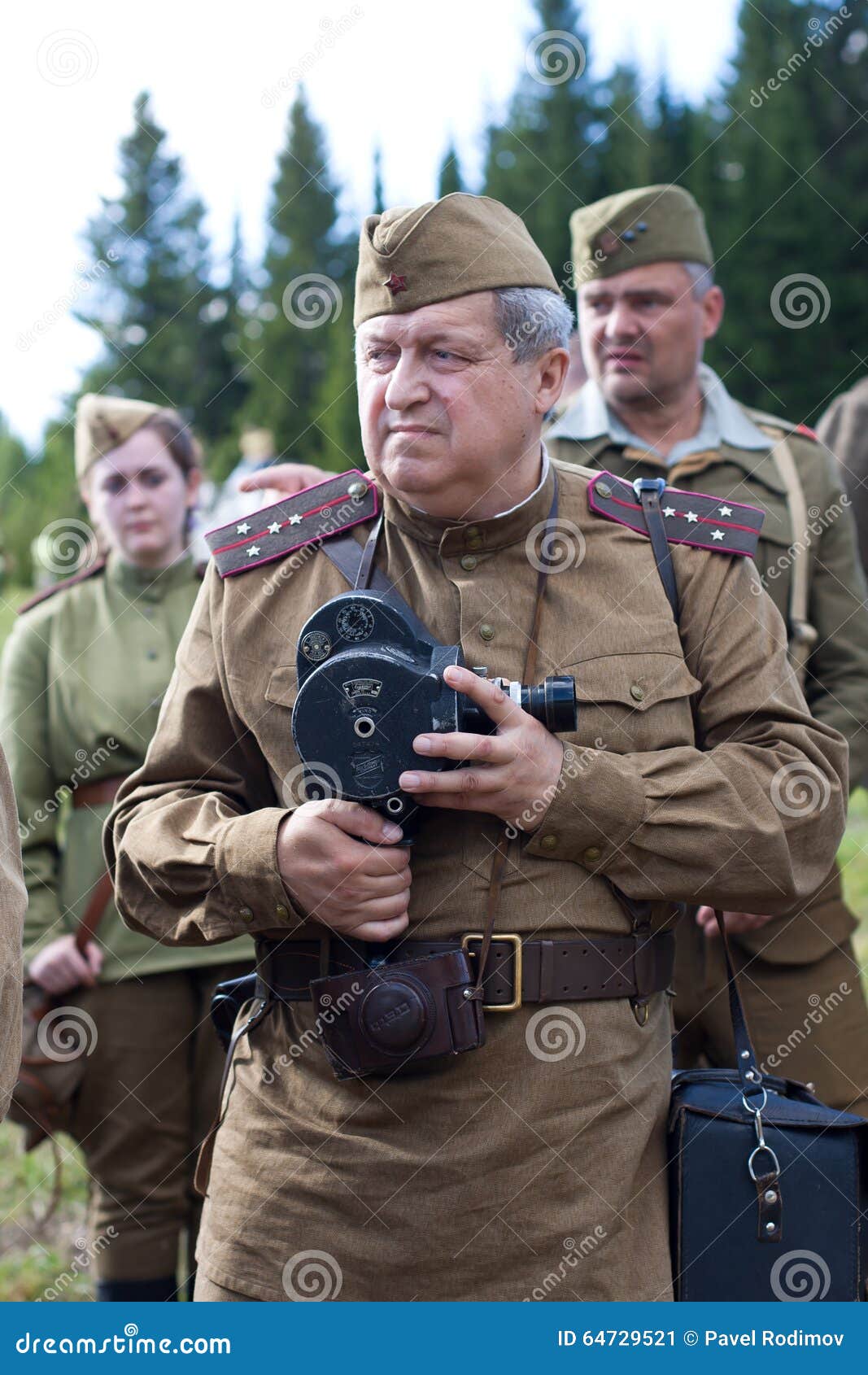 Soldados Soviéticos De La Segunda Guerra Mundial Con La Cámara De Película  Foto editorial - Imagen de guerra, exterior: 64729521