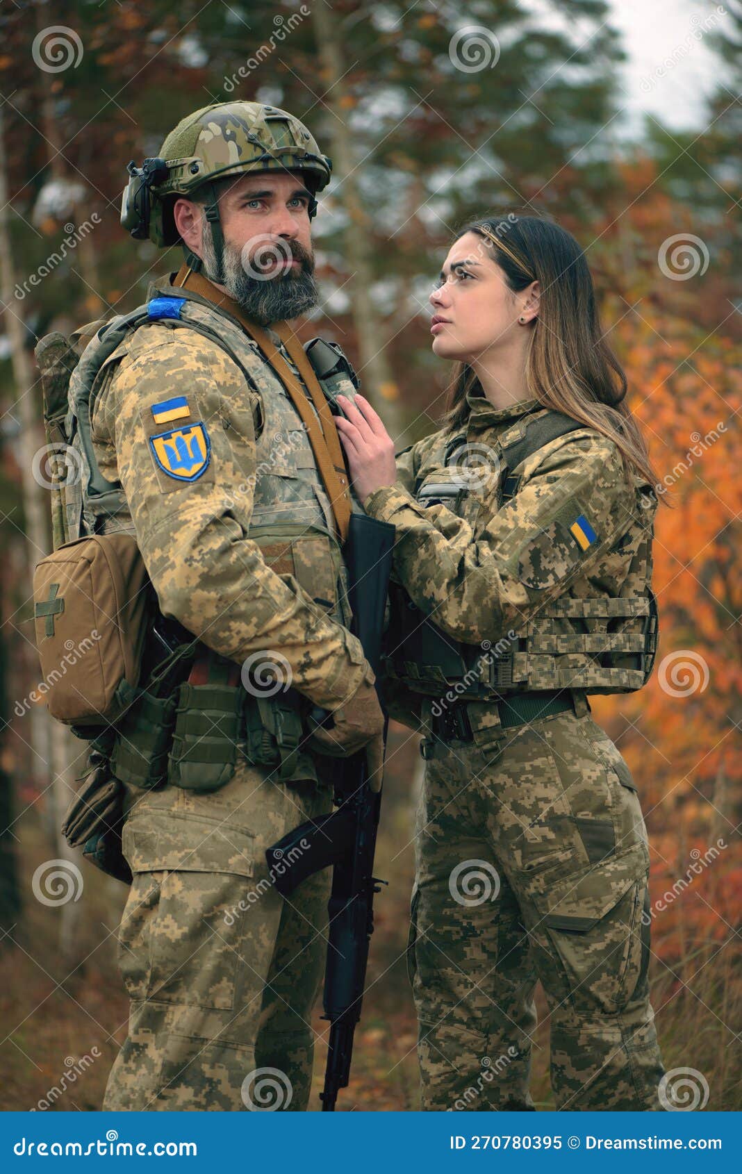 Fotos de Hombres Mujeres Soldados Ucranianos Vestían Uniforme Militar  Primera Línea Pareja - Imagen de © ryzhiq@hotmail.com #619417790