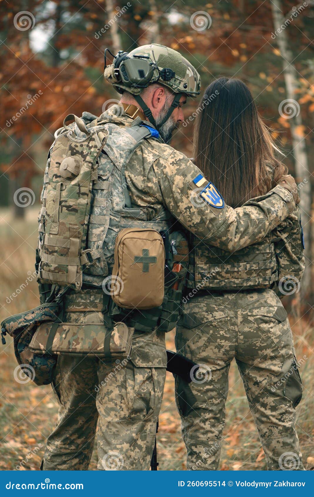 Soldados Ucranianos Con Uniforme Militar. Pareja Enamorada De La Guerra.  Invasión Militar Rusa En Ucrania Foto de archivo - Imagen de hombres,  abrazo: 260695514