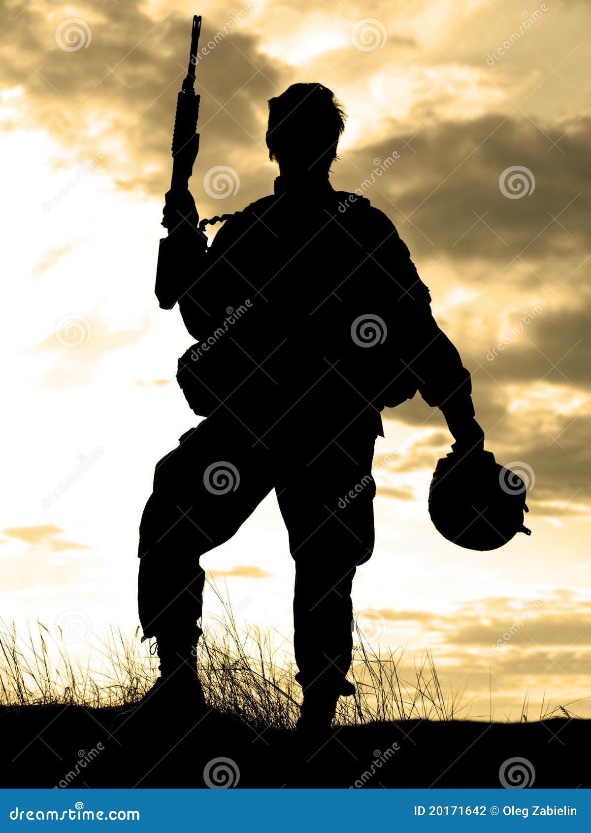 Silhouette de soldat des USA avec le fusil contre un coucher du soleil