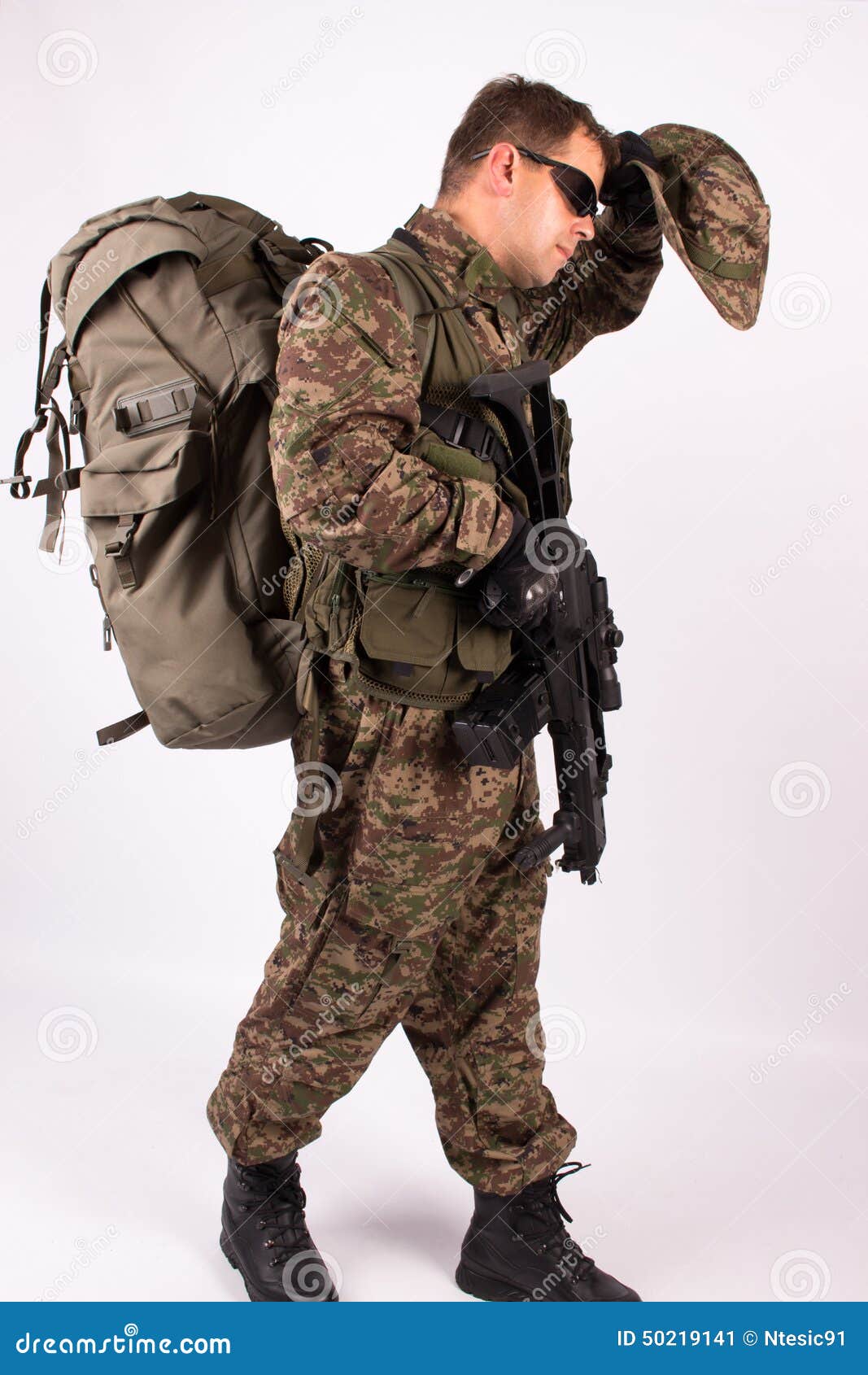 Militär Tasche, Militärischen Rucksack, Tarnung, Isoliert Weißem  Hintergrund Lizenzfreie Fotos, Bilder und Stock Fotografie. Image 72599888.