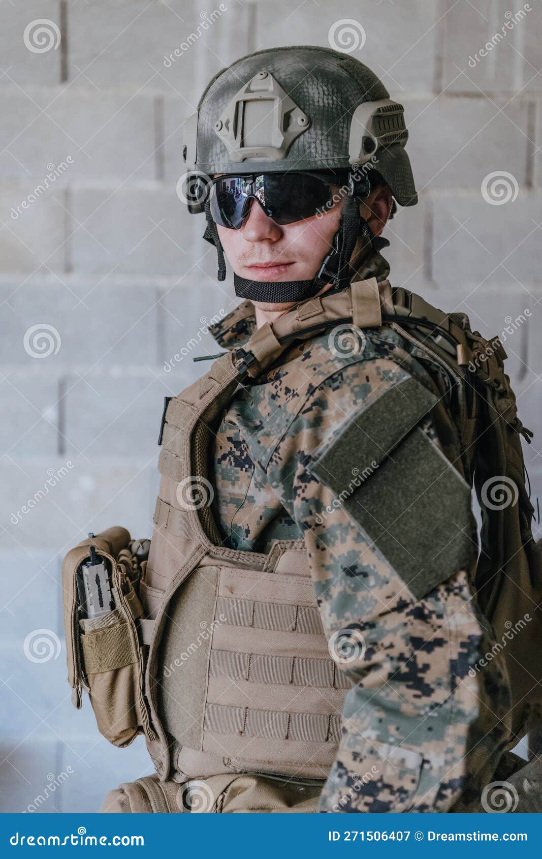 Soldat Préparant Un équipement Tactique De Protection Et De