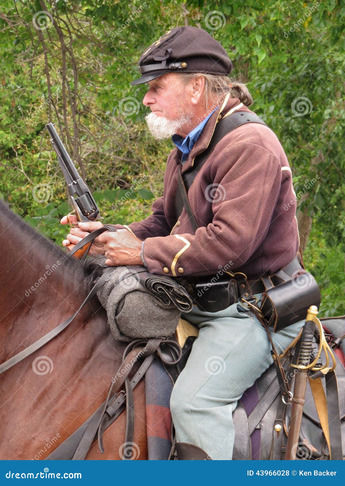 soldato a cavallo con armatura