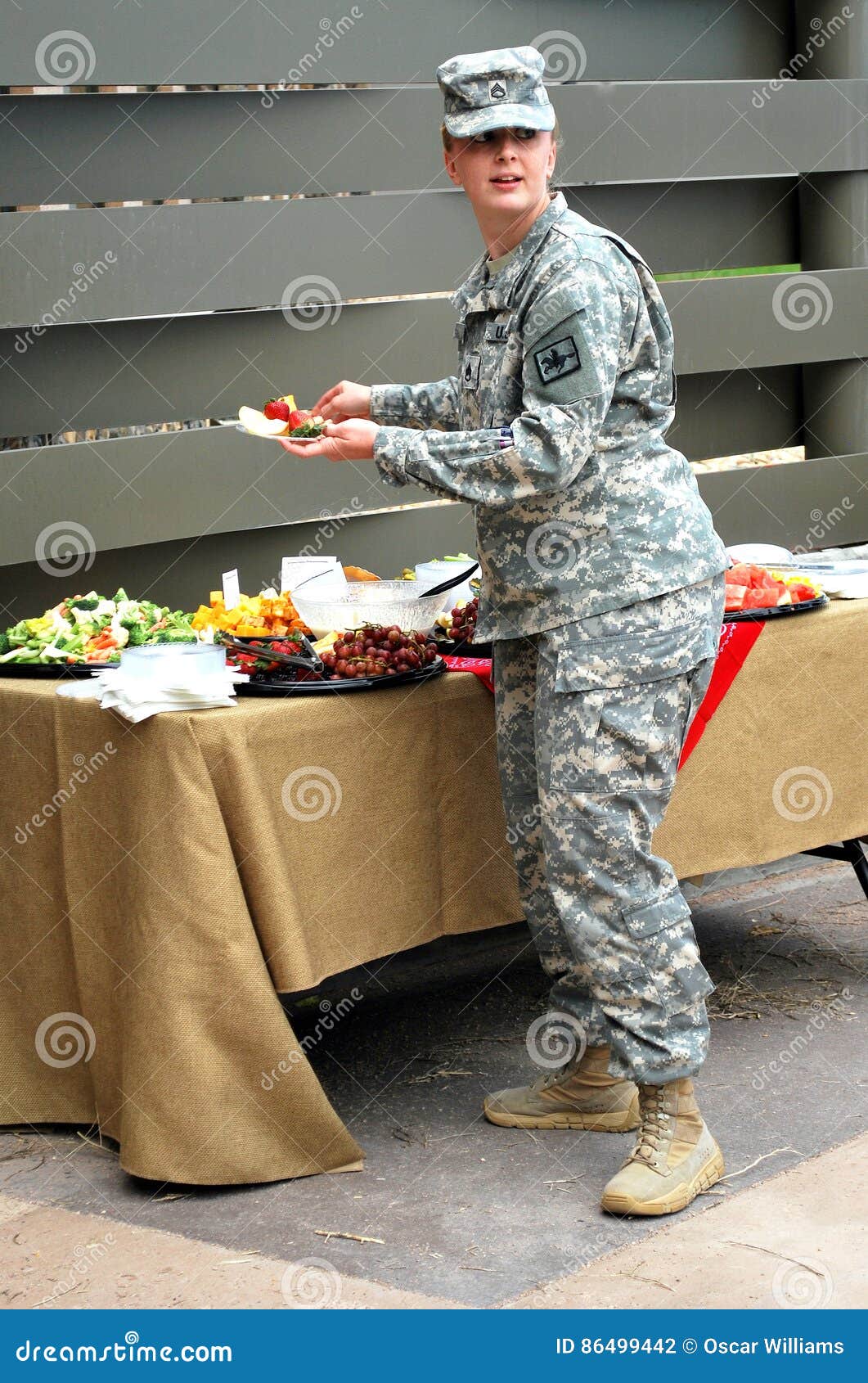 Soldato Femminile Dell'esercito Fotografia Editoriale ...