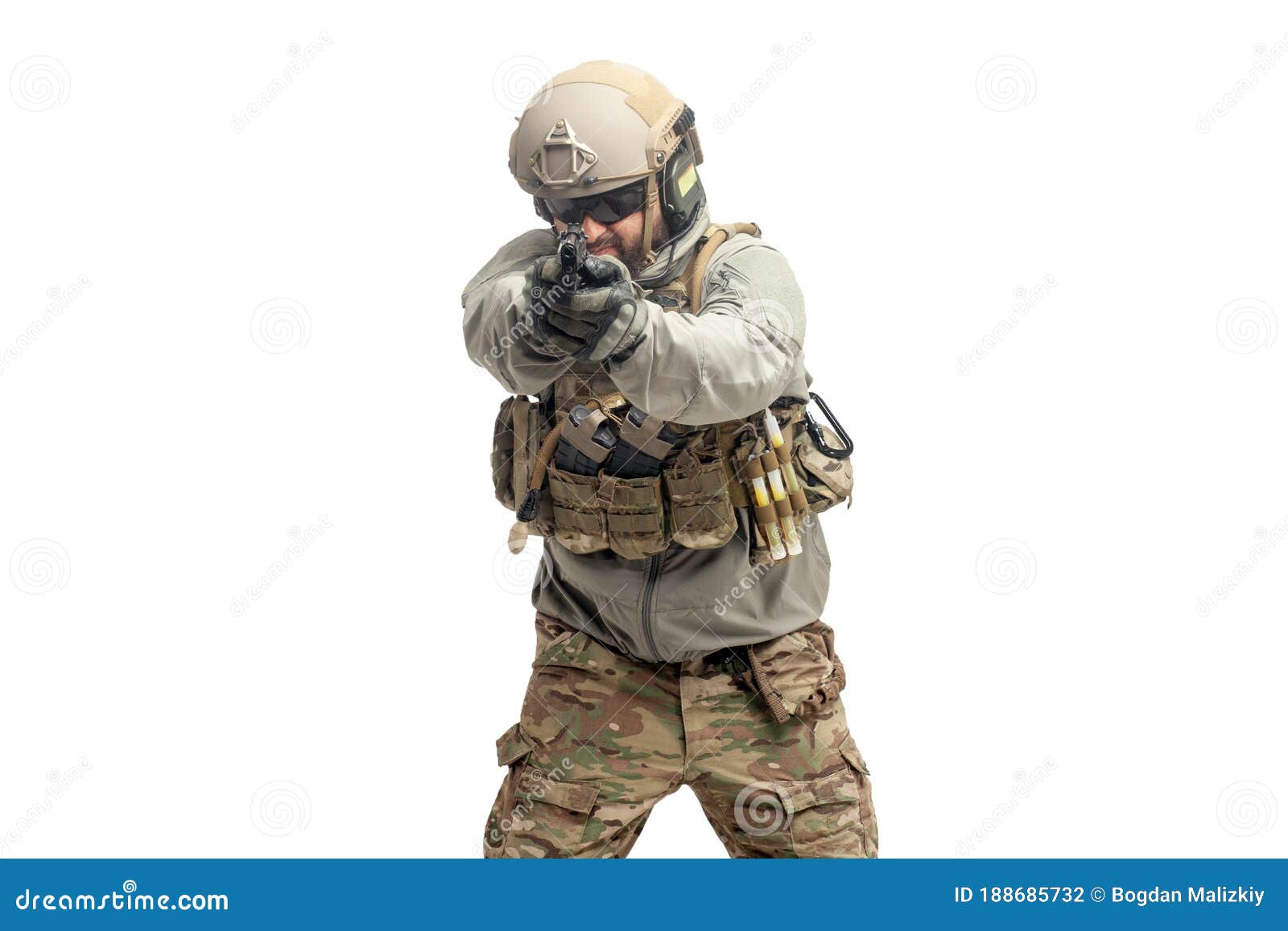 Soldato Usa in Tuta Militare Con Una Pistola Su Fondo Bianco Le Forze  Speciali Dell'America Puntano E Sparano Fotografia Stock - Immagine di  uomo, elite: 188685732