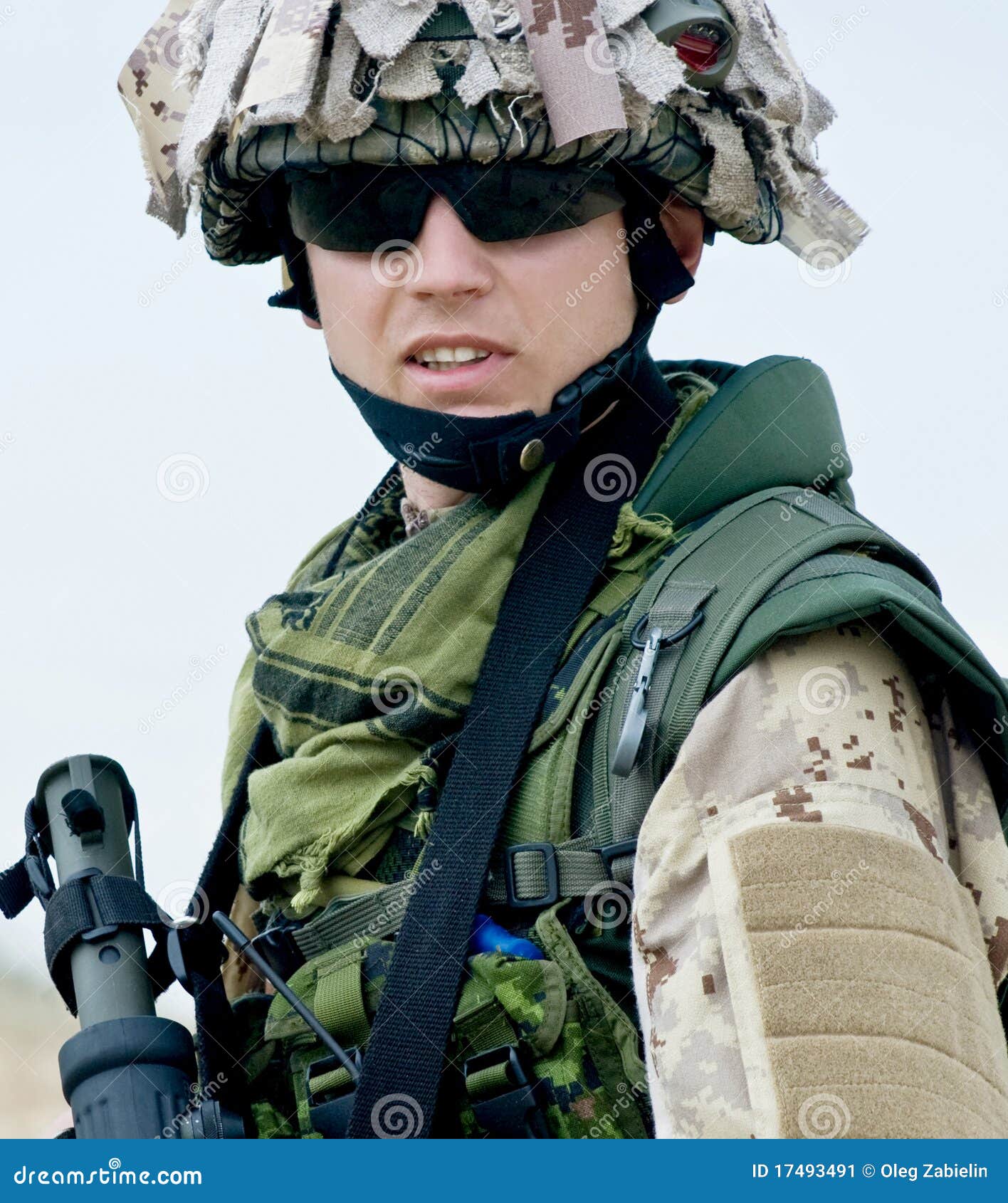 Soldier in desert uniform stock image. Image of weapon 17493491
