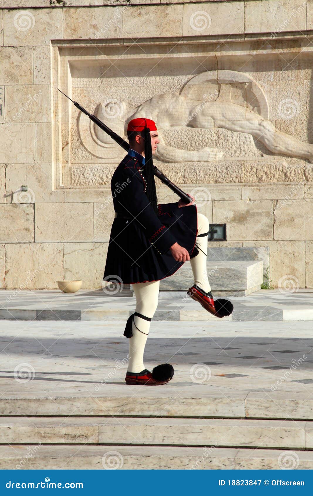 Soldier mounts guard editorial photography. Image of honor 18823847