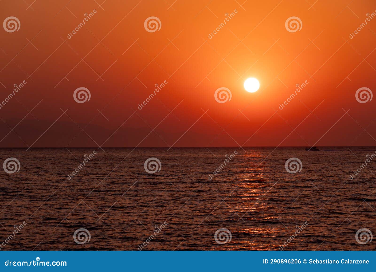 alba con sole che sorge nel cielo color arancio sul mare