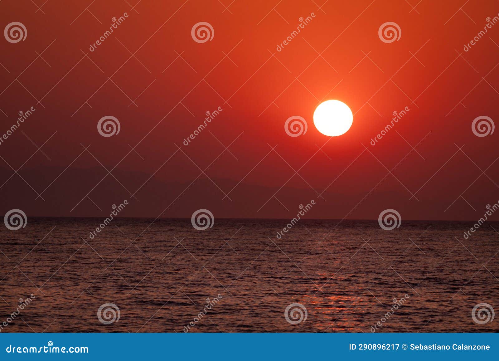 alba con sole che sorge nel cielo color arancio sul mare