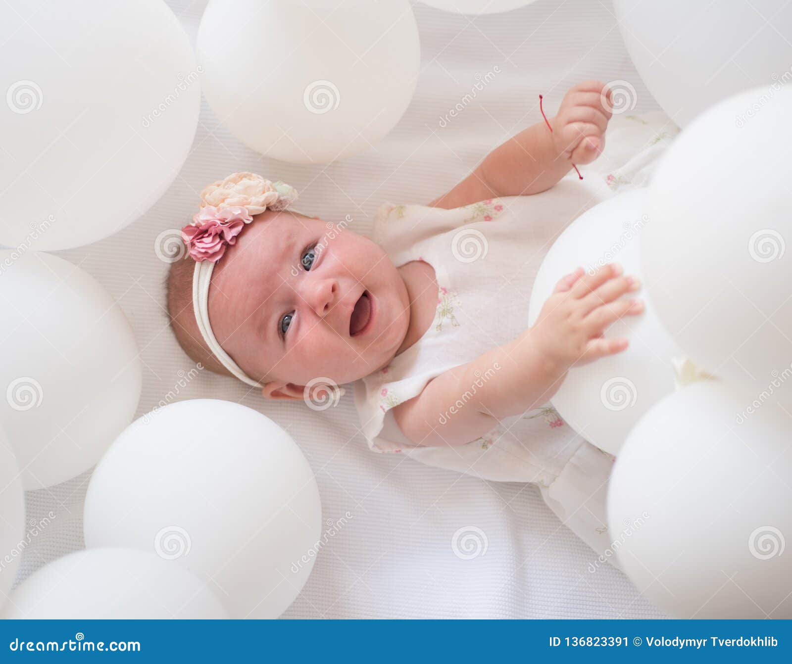 Sole Di Buongiorno Famiglia Puericultura Il Giorno Dei Bambini Piccola Ragazza Buon Compleanno Ritratto Di Piccolo Bambino Felice Immagine Stock Immagine Di Neonato Aspettativa