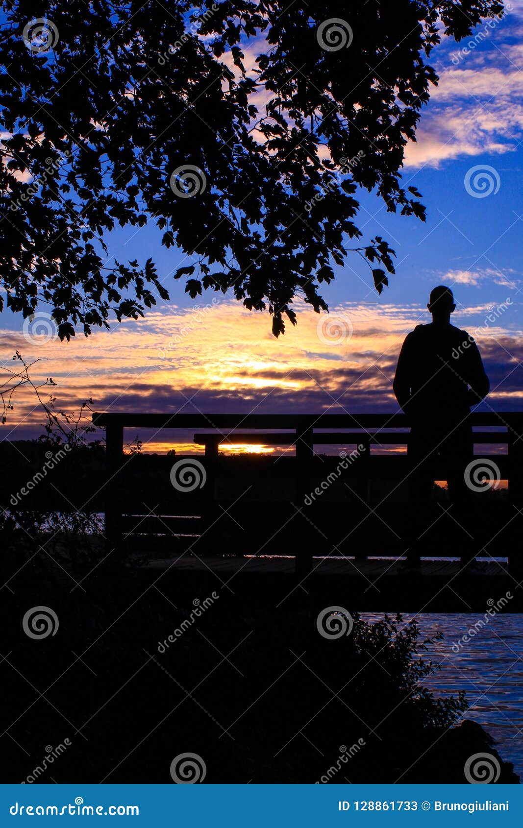 Foto de Silhueta De Perfil Masculino Triste Ou Solidão Jovem Em