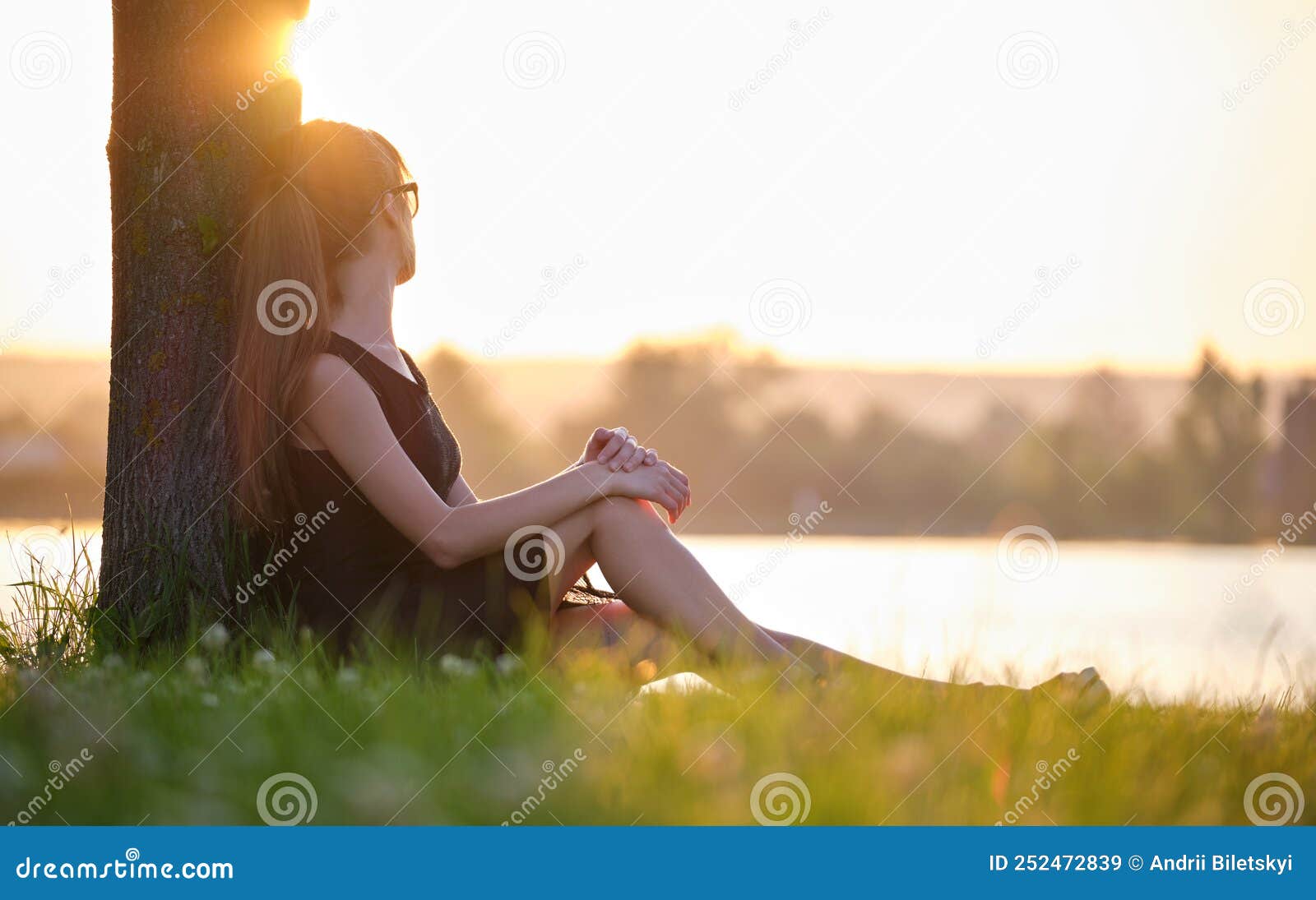 Fundo Mulher Sentada Na Costa Rochosa Mulher Triste Segurando Foto