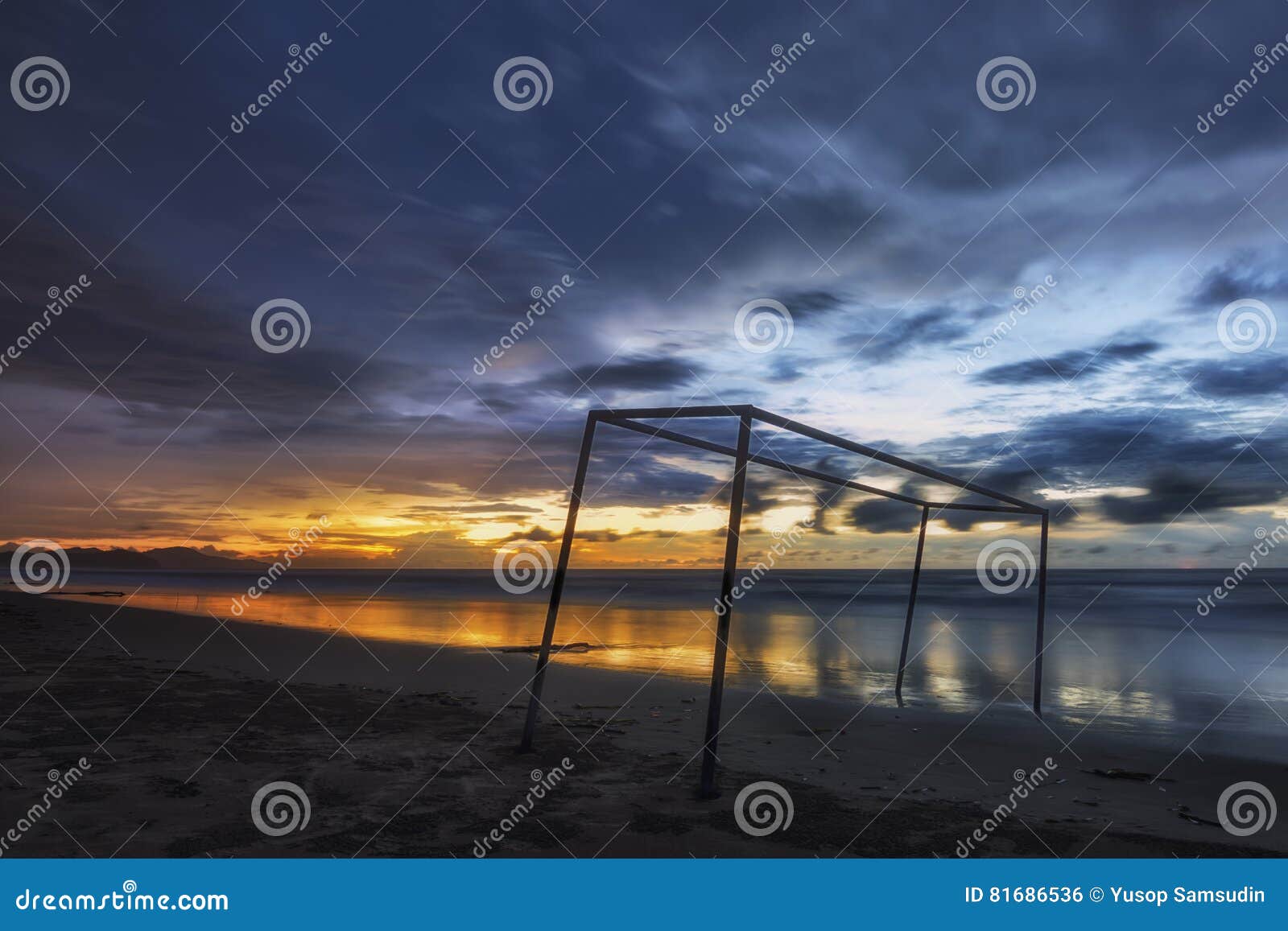 Solnedgång på Dalit Beach. Dalit Beach på solnedgången med blå himmel