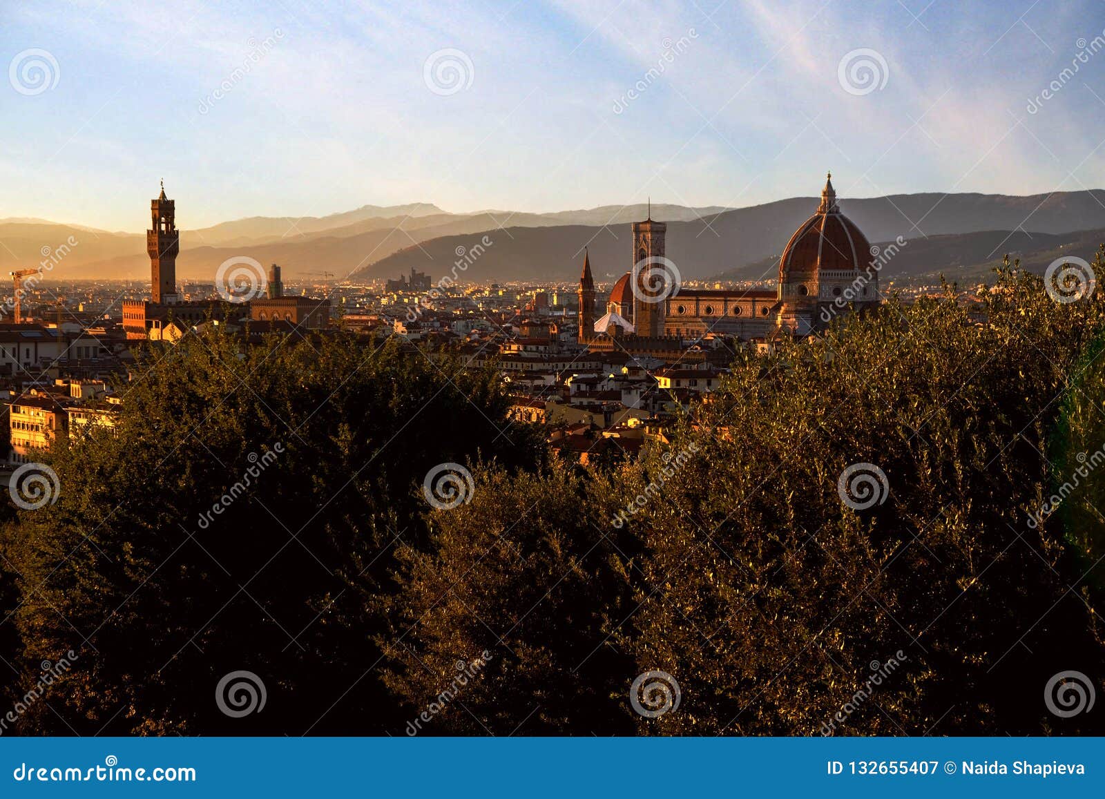 Solnedgångsikt av Florence, Palazzo Vecchio och Florence Duomo, Ita. Guld- solnedgång över Palazzo Vecchio och domkyrka av Santa Maria del Fiore Duomo, Florence, Italien