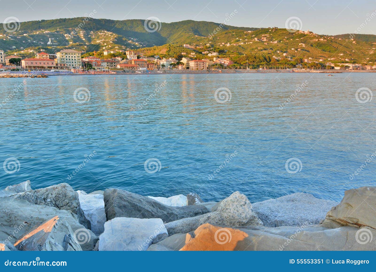 Solnedgångsikt från porten Lavagna Liguria italy. Lavagna är en turist- hamnstad i den buktiga elasticiteten av den italienska Rivieraen di Levante som kallas golfen av Tigullio, i landskapet av Genua i Liguria