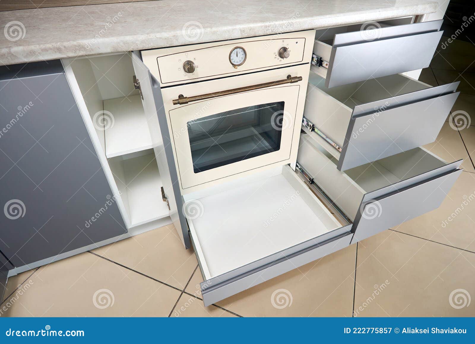 Solución Para Colocar Los Utensilios De Cocina En La Cocina Moderna.  Estanterías De Cajón Deslizante Horizontal Almacenadas En Arm Imagen de  archivo - Imagen de casero, ordenado: 222775857