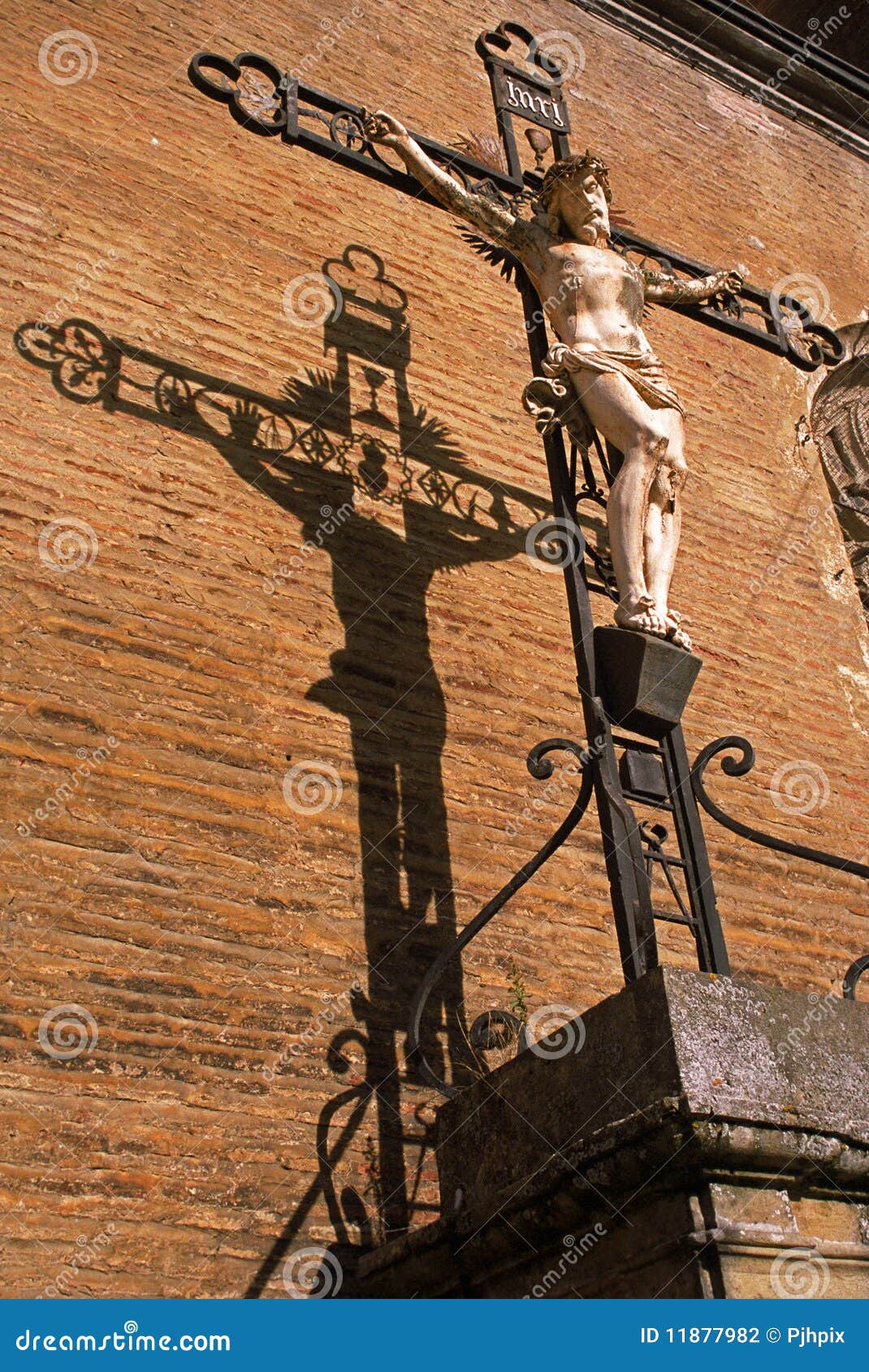 A sombra da cruz. A sombra da crucificação moldou na parede da catedral de Eauze no interruptor france