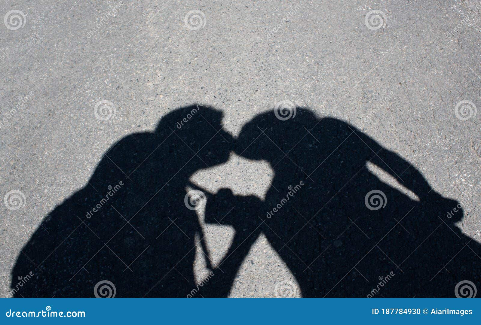 Sombra de una pareja joven foto de archivo. Imagen de carretera - 187784930