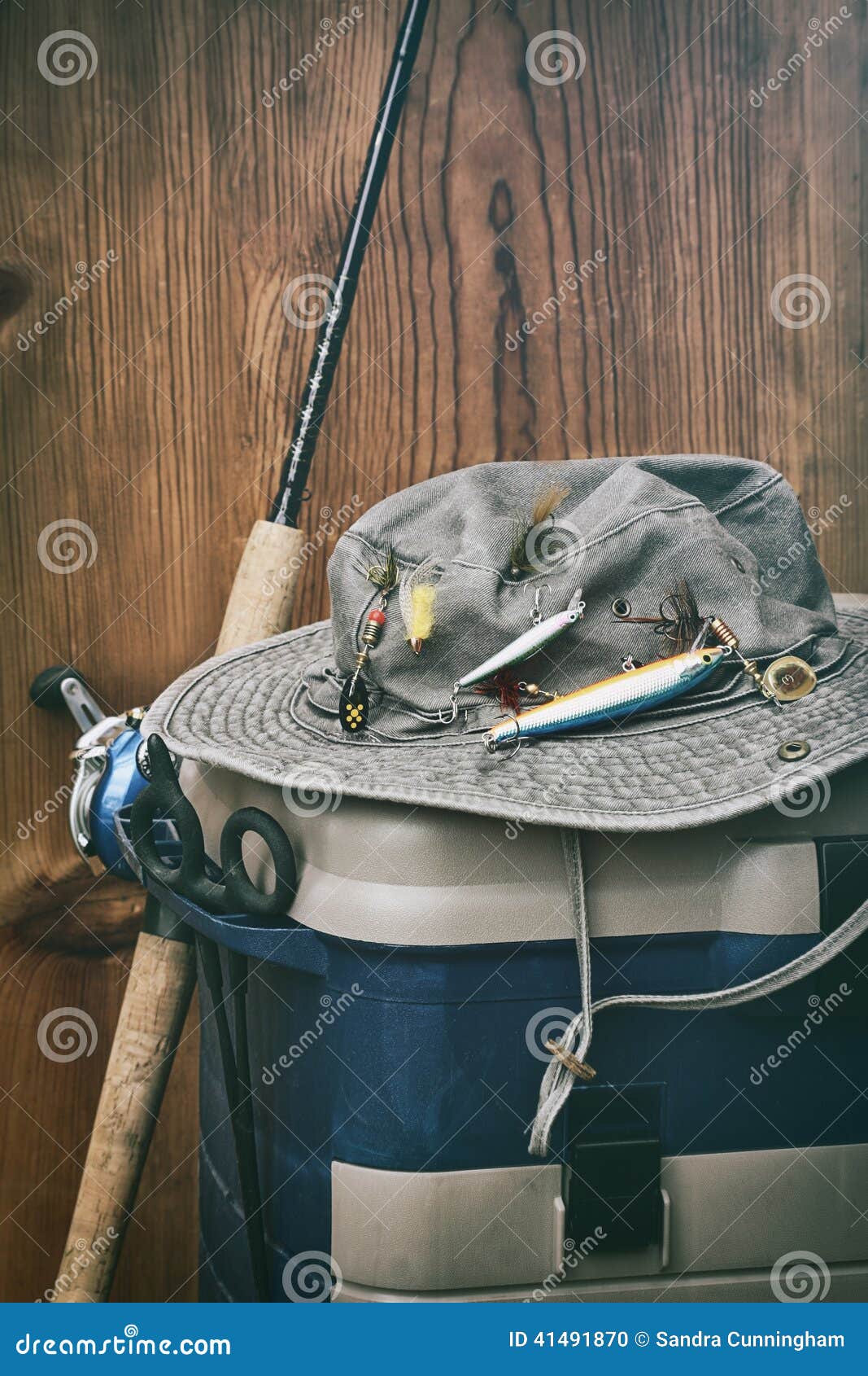 https://thumbs.dreamstime.com/z/sombrero-con-el-equipo-de-pesca-41491870.jpg