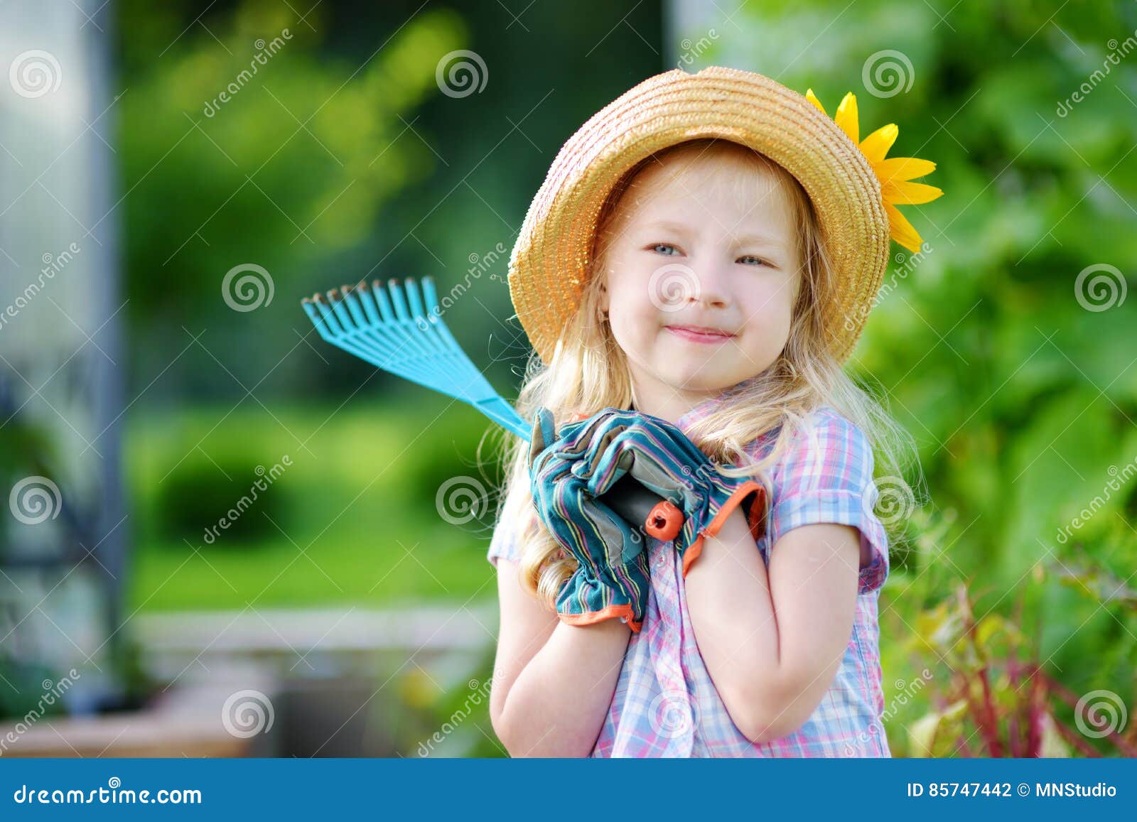 https://thumbs.dreamstime.com/z/sombrero-de-paja-de-la-ni%C3%B1a-adorable-y-guantes-del-jard%C3%ADn-de-los-ni%C3%B1os-que-llevan-que-juegan-con-sus-utensilios-de-jardiner%C3%ADa-85747442.jpg