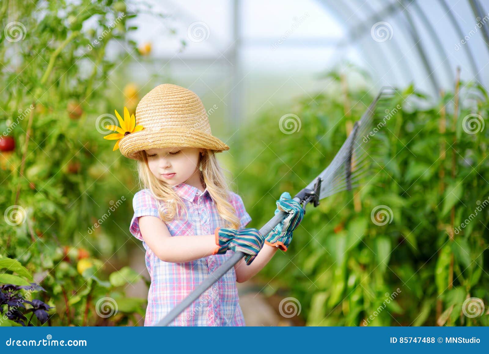 Sombrero De Paja De La Niña Adorable Y Guantes Del Jardín De Los