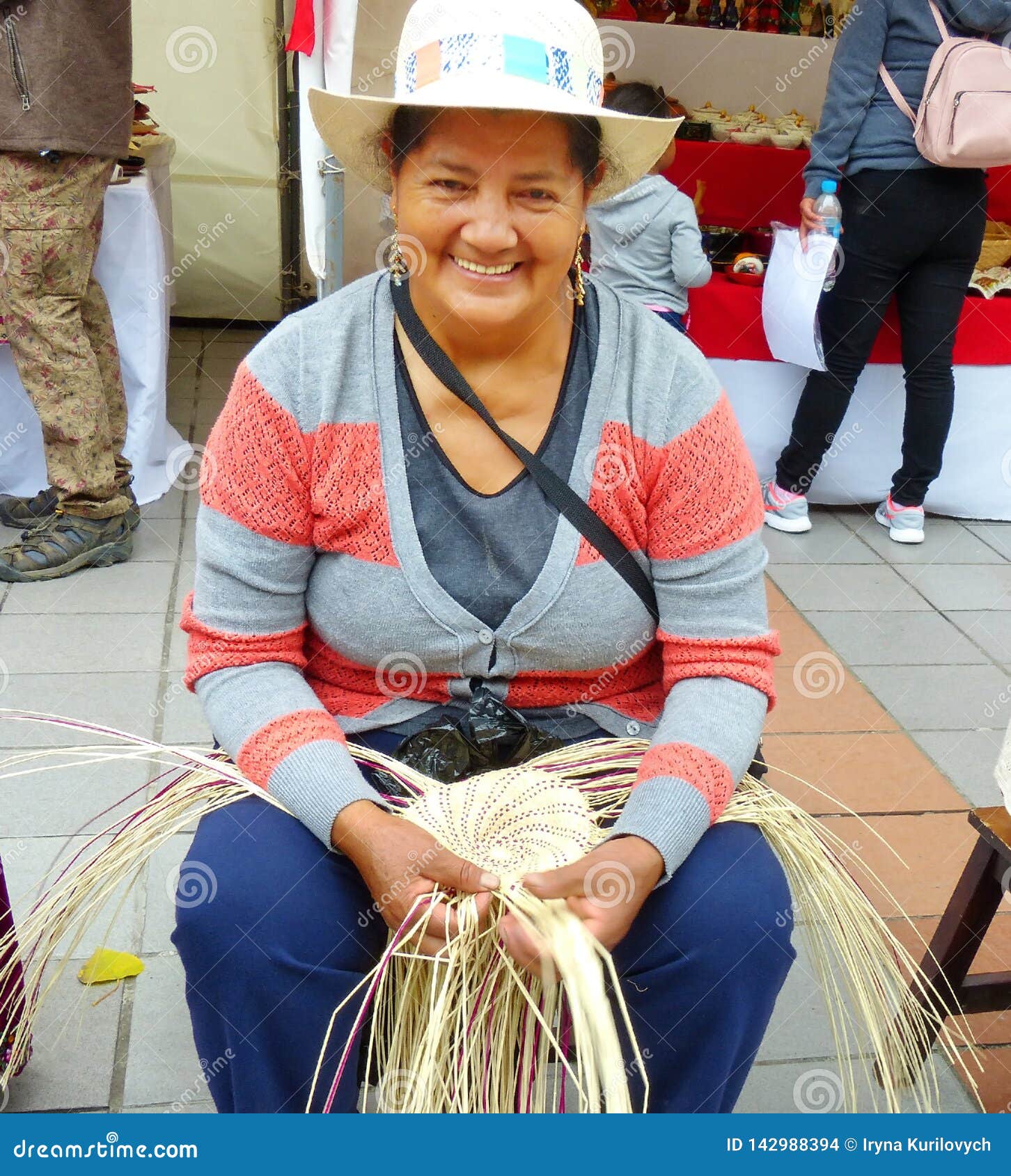 Sombrero De Panamá Del Ecuadorian De La Mujer O Straw Hats Que Teje,  Ecuador Imagen de archivo editorial - Imagen de cultural, handmade:  142988394