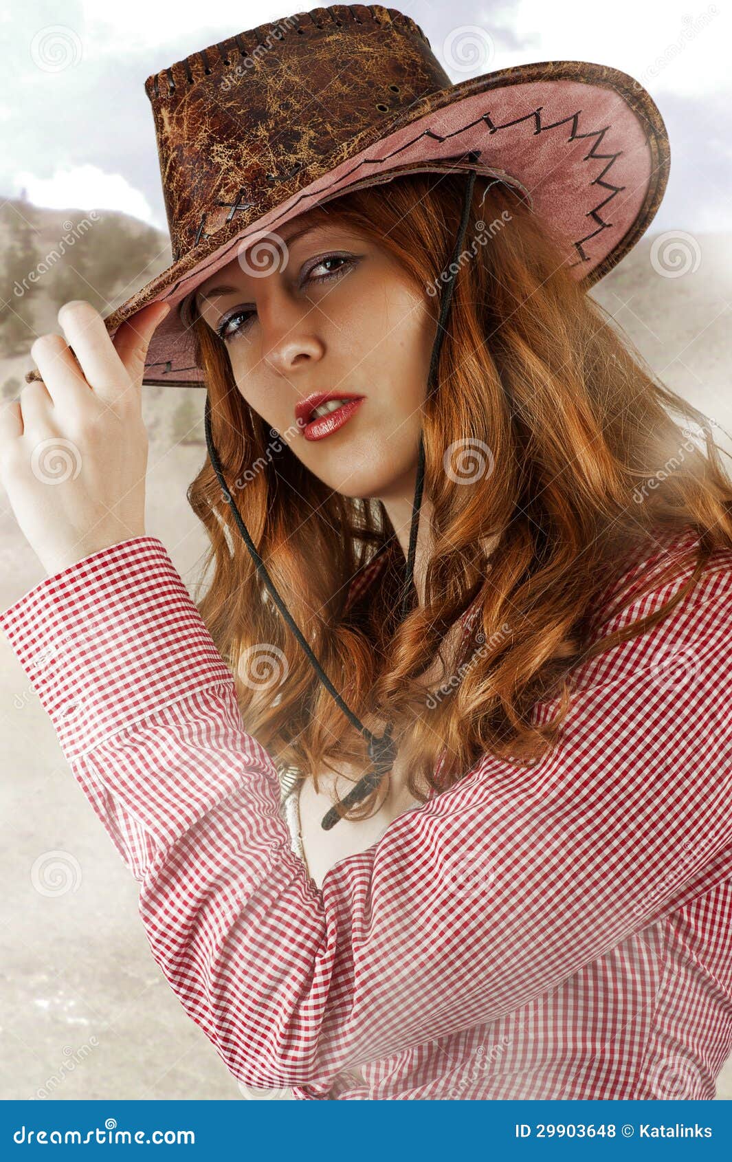 Sombrero De Vaquero De La Mujer Que Lleva Atractiva Foto de archivo -  Imagen de muchacha, modelo: 29903648