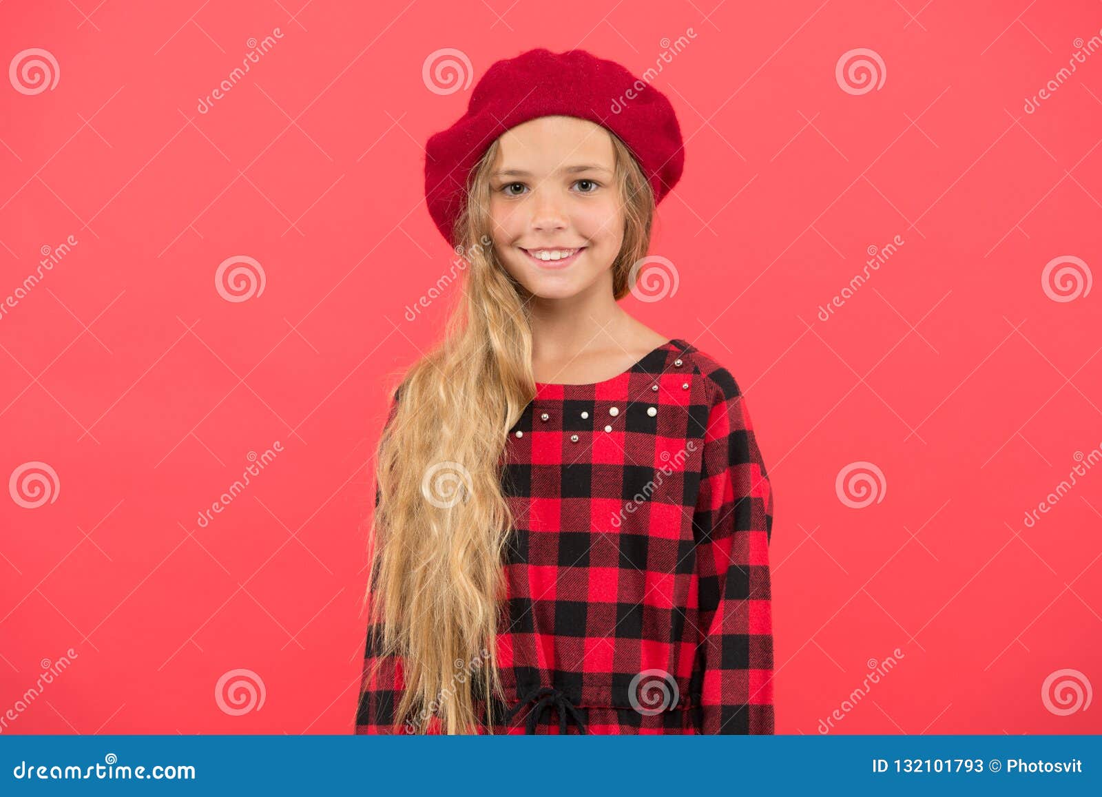 Niña con sombrero de estilo francés niña feliz con cabello largo y rizado  en boina verano