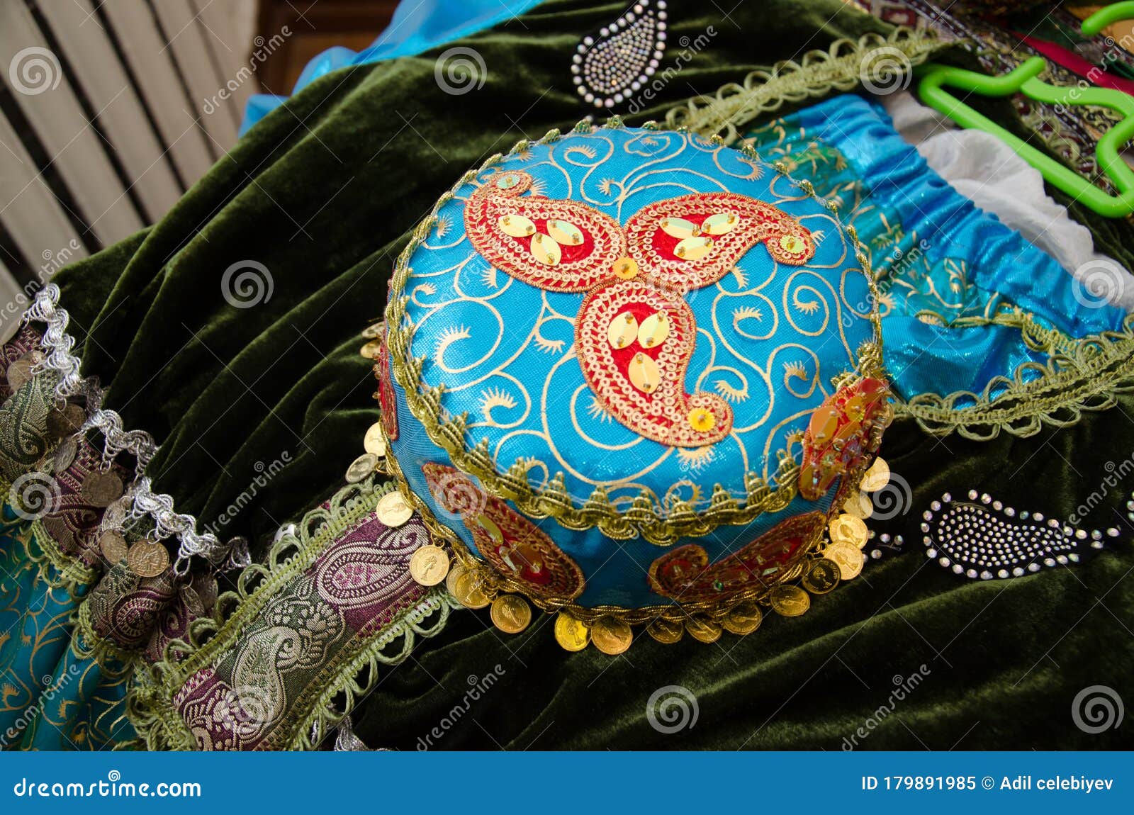 Sombreros Y Ropa De Punto Tradicionales Azerbaiyanos Vendidos Llevarían a Un Jinete El Sombrero De Cabeza, Un Golpe Imagen - Imagen de alfombra, estilo: 179891985