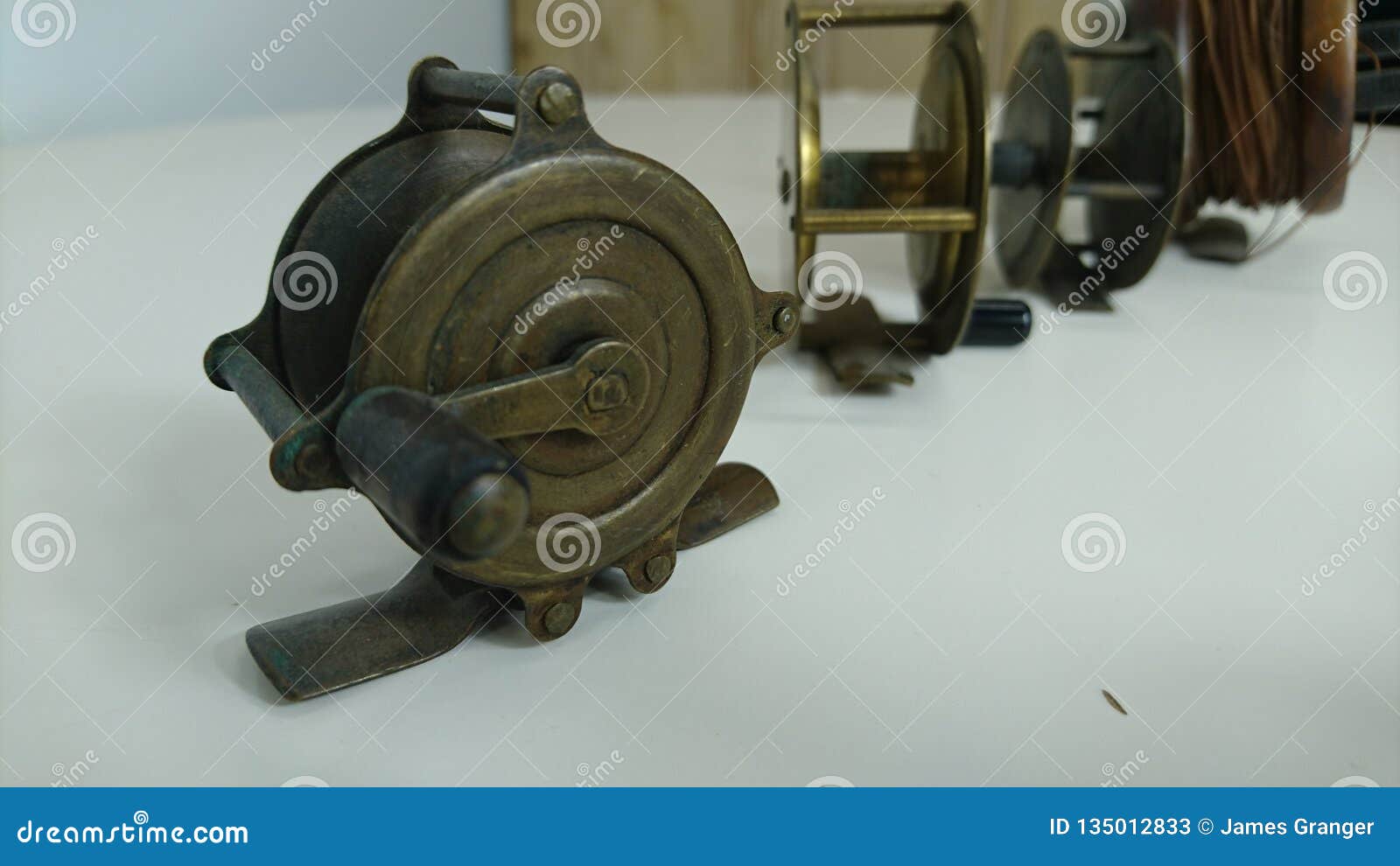 https://thumbs.dreamstime.com/z/some-antique-brass-fishing-reels-collection-vintage-tackle-reals-fly-coarse-sport-hobby-sitting-standing-table-135012833.jpg