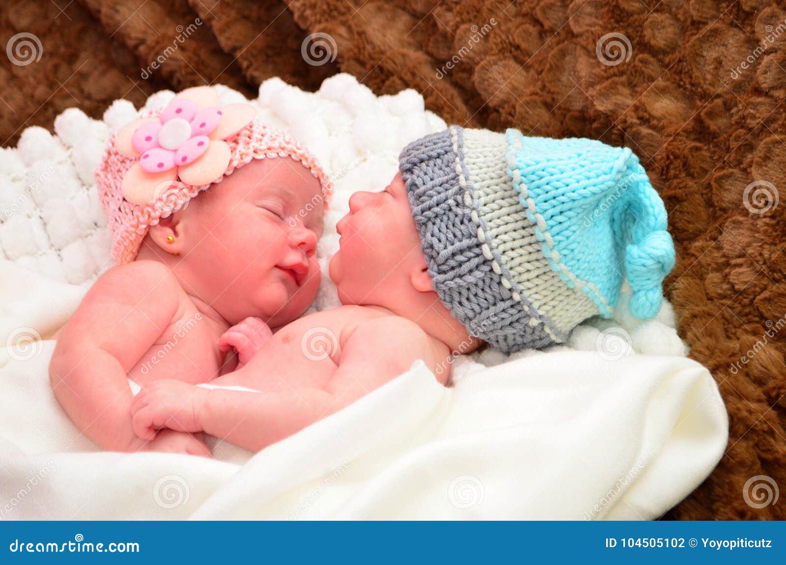 Sommeil Jumeau De Bebes De Fille Et De Garcon Photo Stock Image Du Famille Fleur