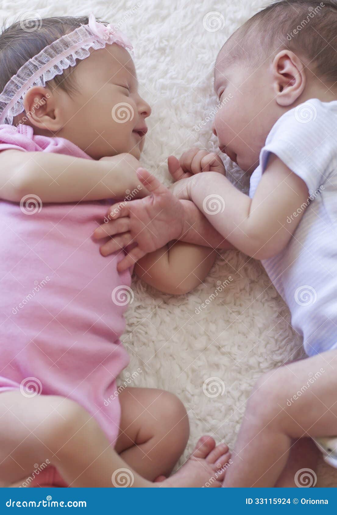 Sommeil Mignon De Jumeaux Photo Stock Image Du Soeurs