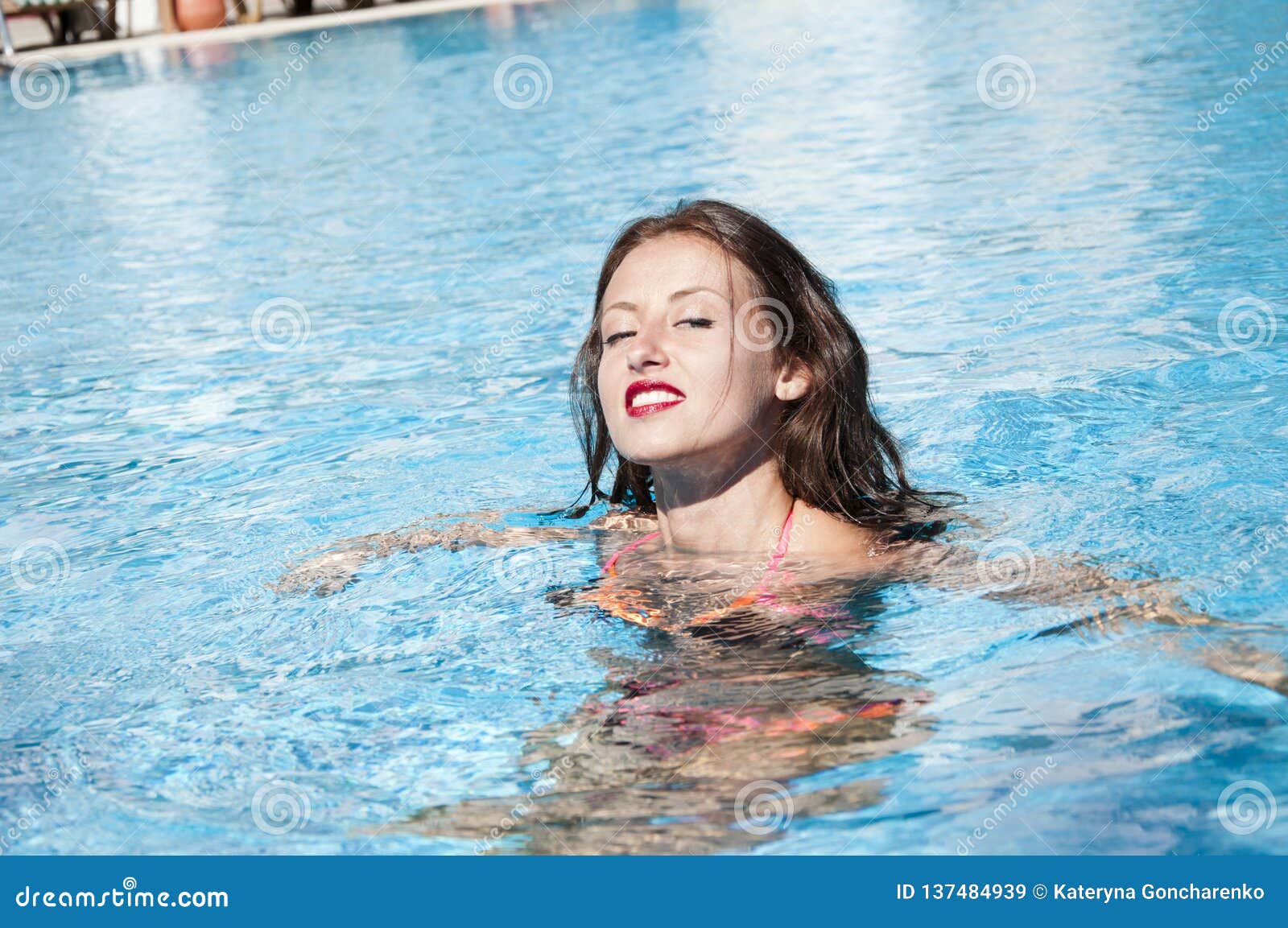 Sommerurlaub und Reisen zu Malediven Miami Beach ist sonnig Swag Karibischer Ozean Dope Pool-Spa Mädchen mit roten Lippen und nassen Haaren Frau im Schwimmbecken Frauen schwimmen am Strand, in der Natur