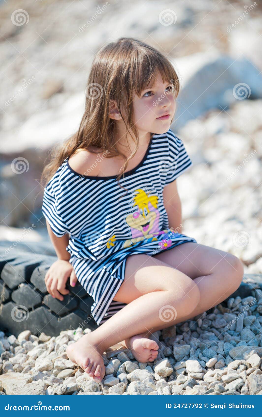 Sommerzeit. Bild ein kleines Mädchen, das am Strand spielt
