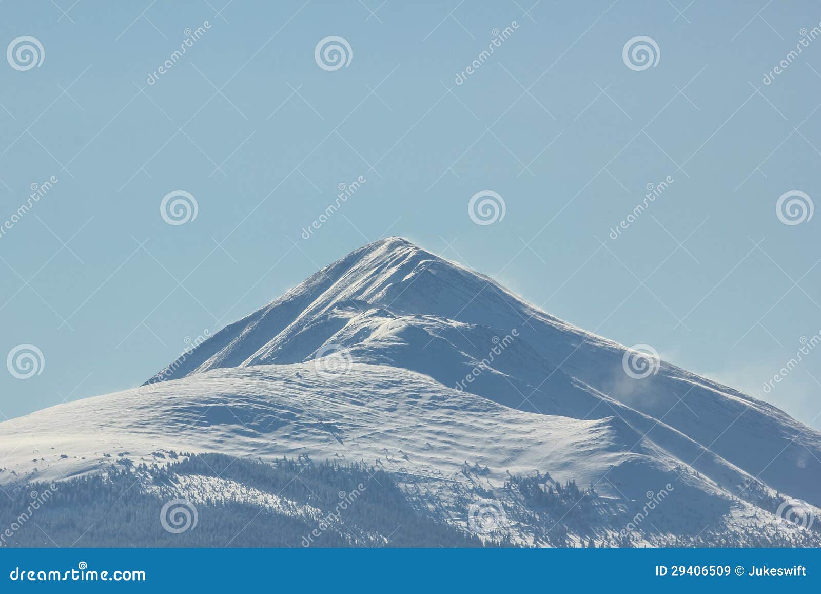 Sommità delle montagne rocciose. Derive della neve su una sommità della montagna