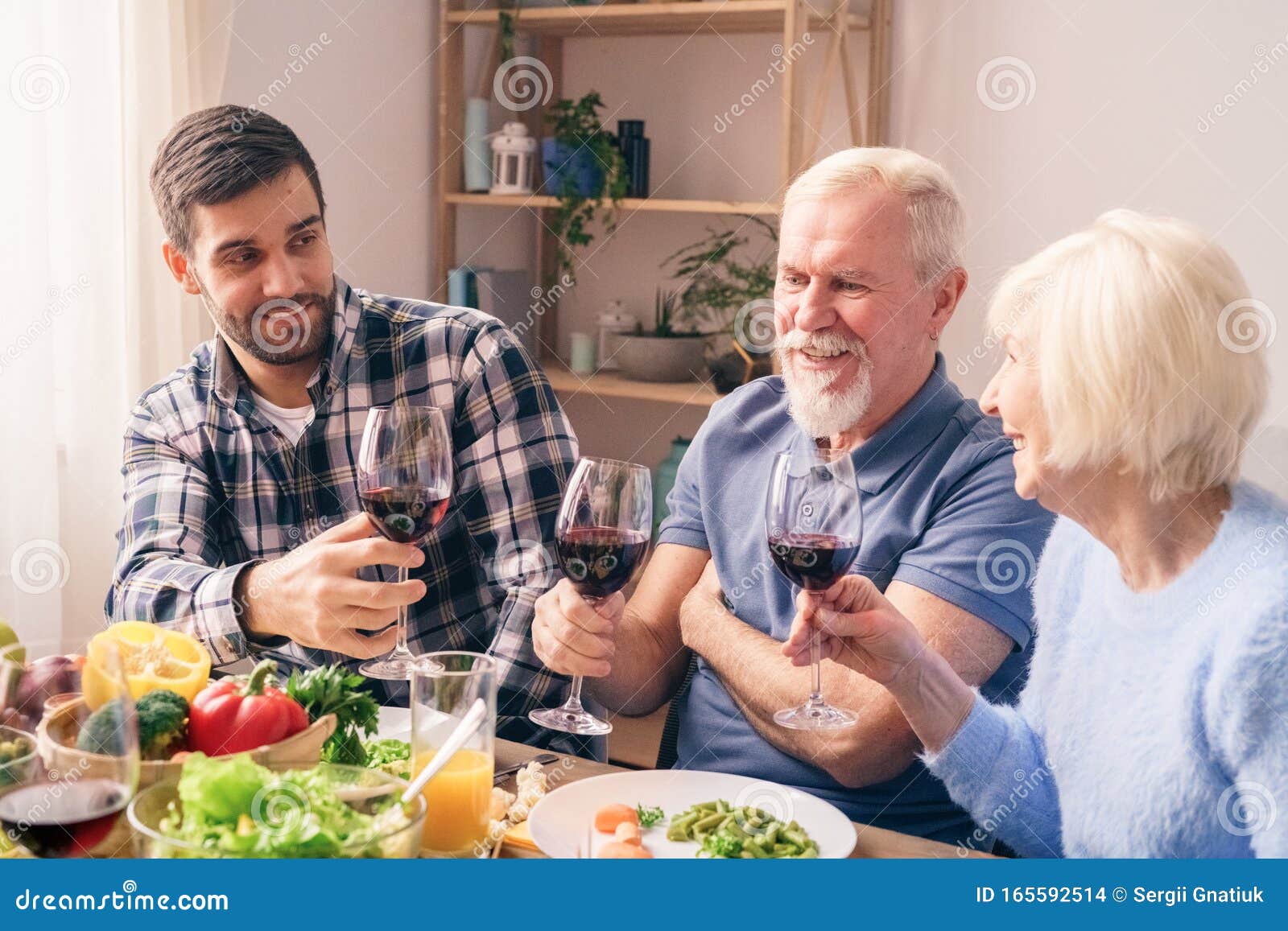 Son Fils Dit Trinquer Pour Un Anniversaire De Grand Pere Et Grand Mere Photo Stock Image Du Mere Pere Son Fils Dit Trinquer Pour Un Anniversaire De Grand Pere Et Grand Mere Photo Stock Image Du Mere Pere